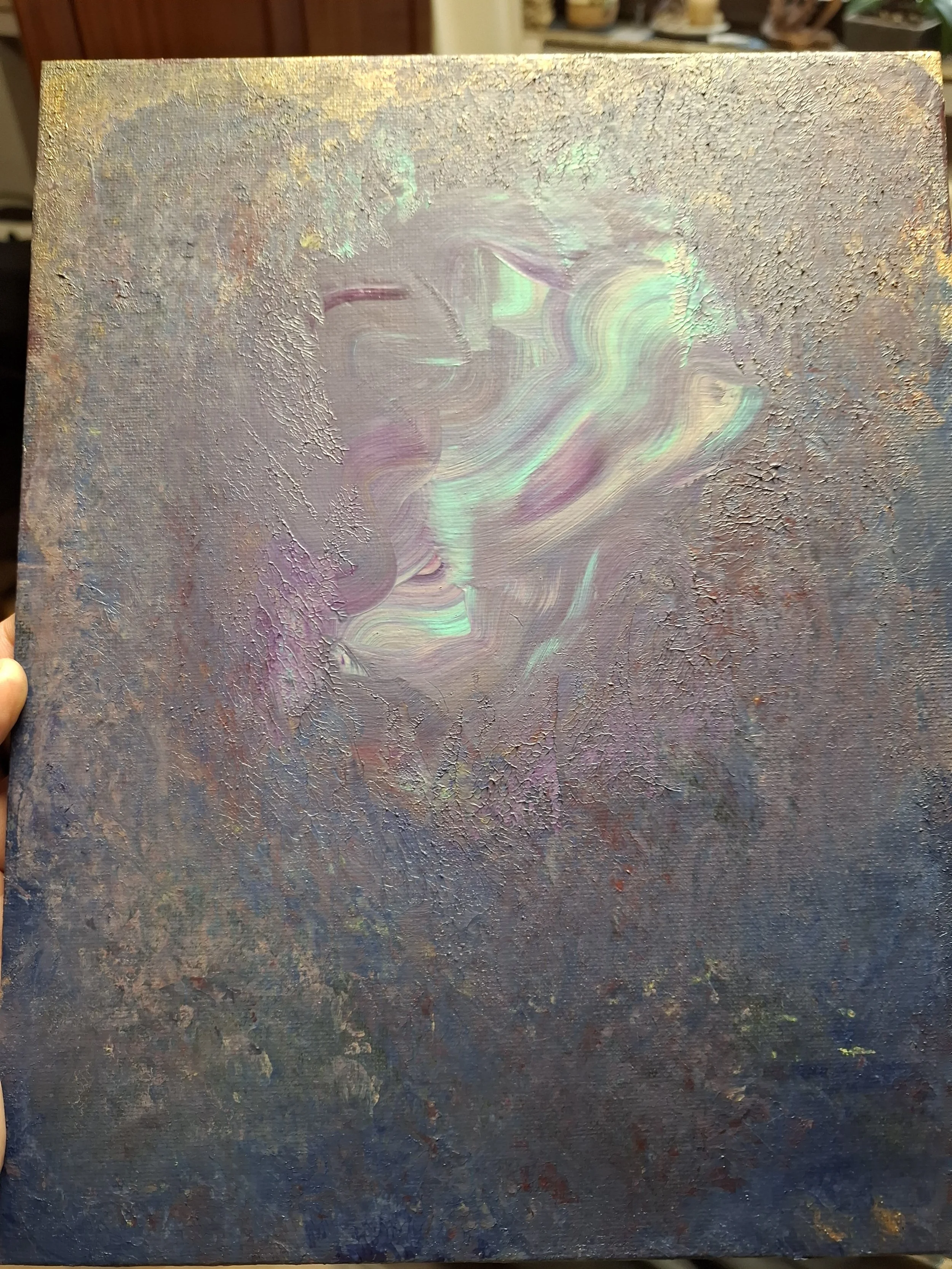 Abstraktes Gemälde mit pastellfarbenen, irisierten Strichen in der Mitte und einer rauen, bunten Textur im Hintergrund.