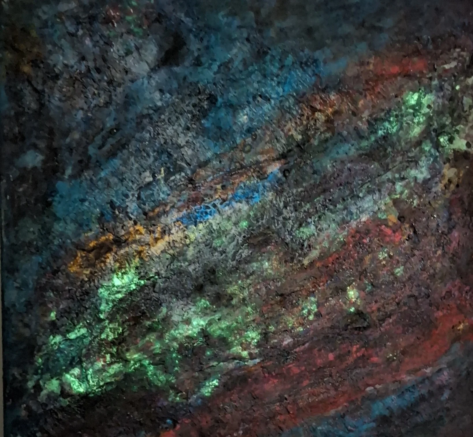 Ein farbenfrohes, glitzerndes Muster mit schimmernden grünen, blauen, roten und goldenen Effekten auf einer dunklen Unterlage.