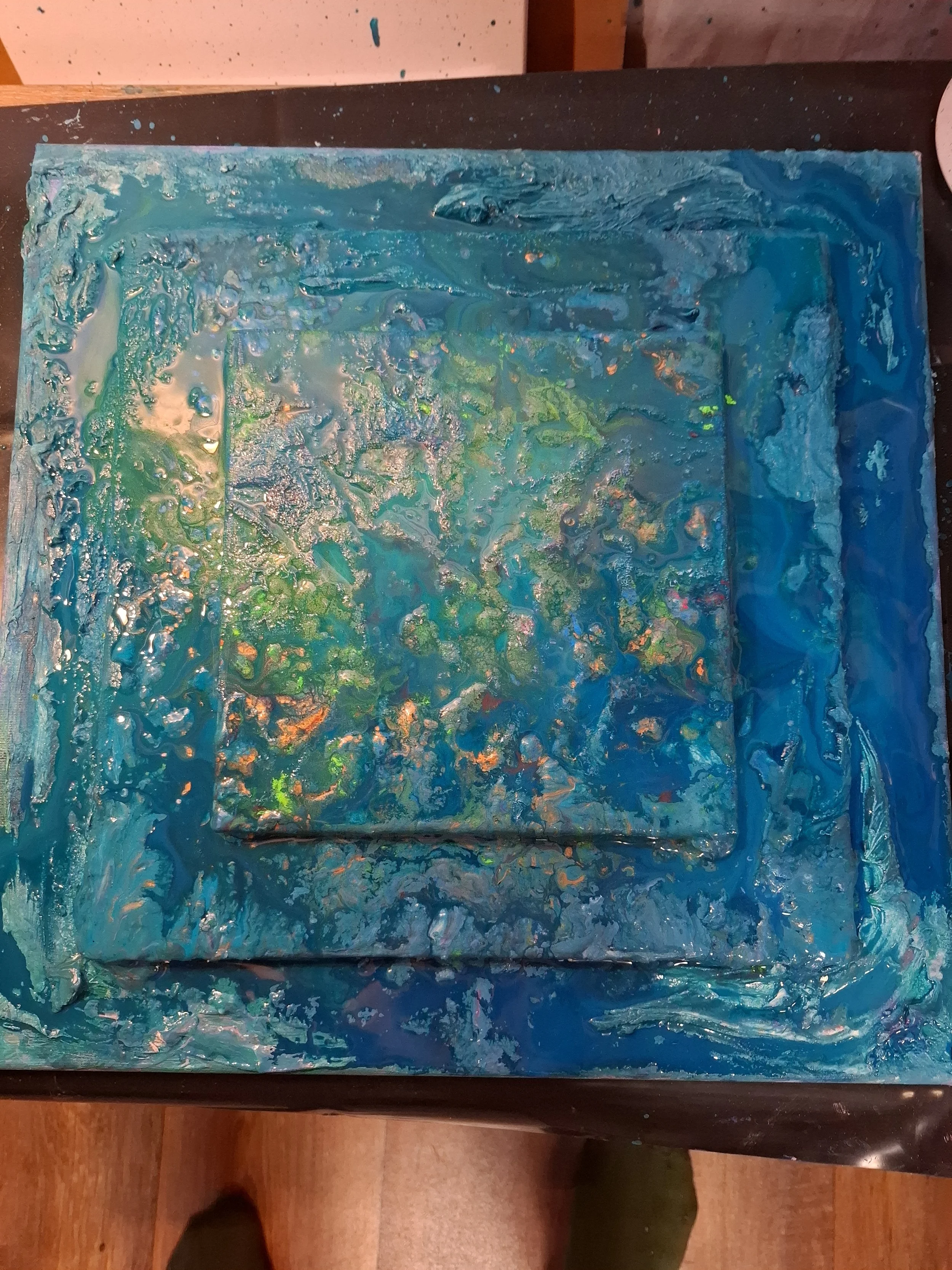 Abstraktes Gemälde in Blau-, Grün-, Silber- und Goldtönen, mit einer 3D-Textur auf Leinwand