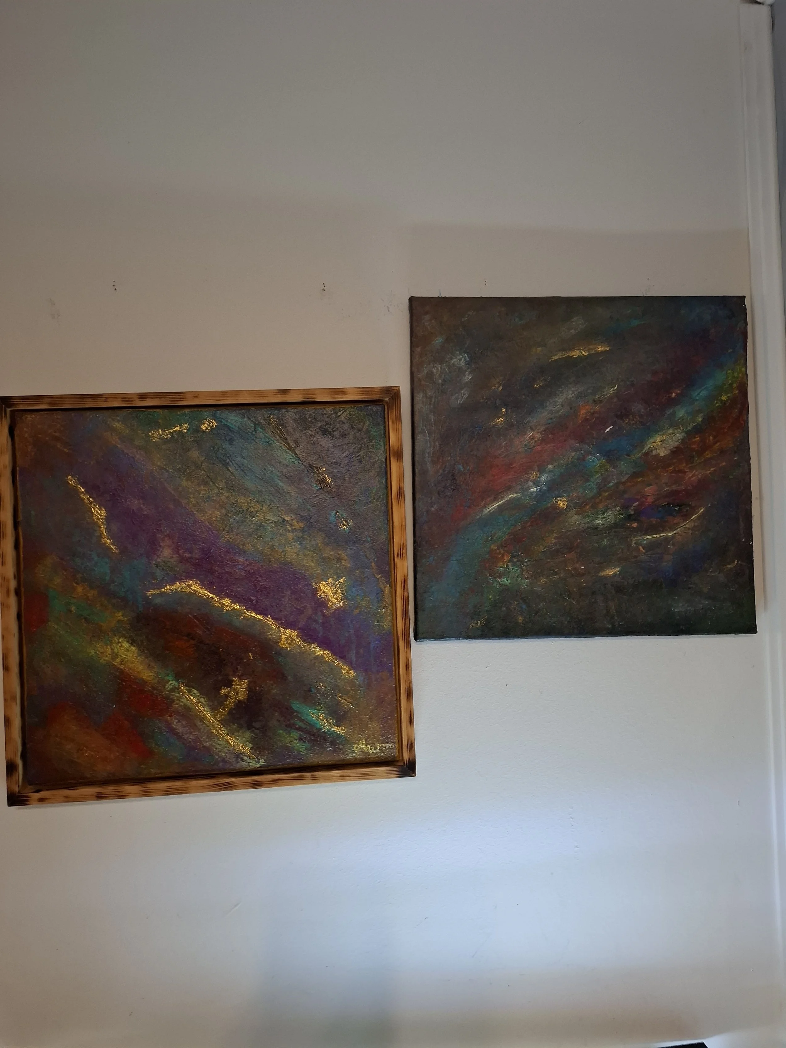 Zwei abstrakte expressionistische Gemälde an einer weißen Wand, eines mit einem dunklen Rahmen.