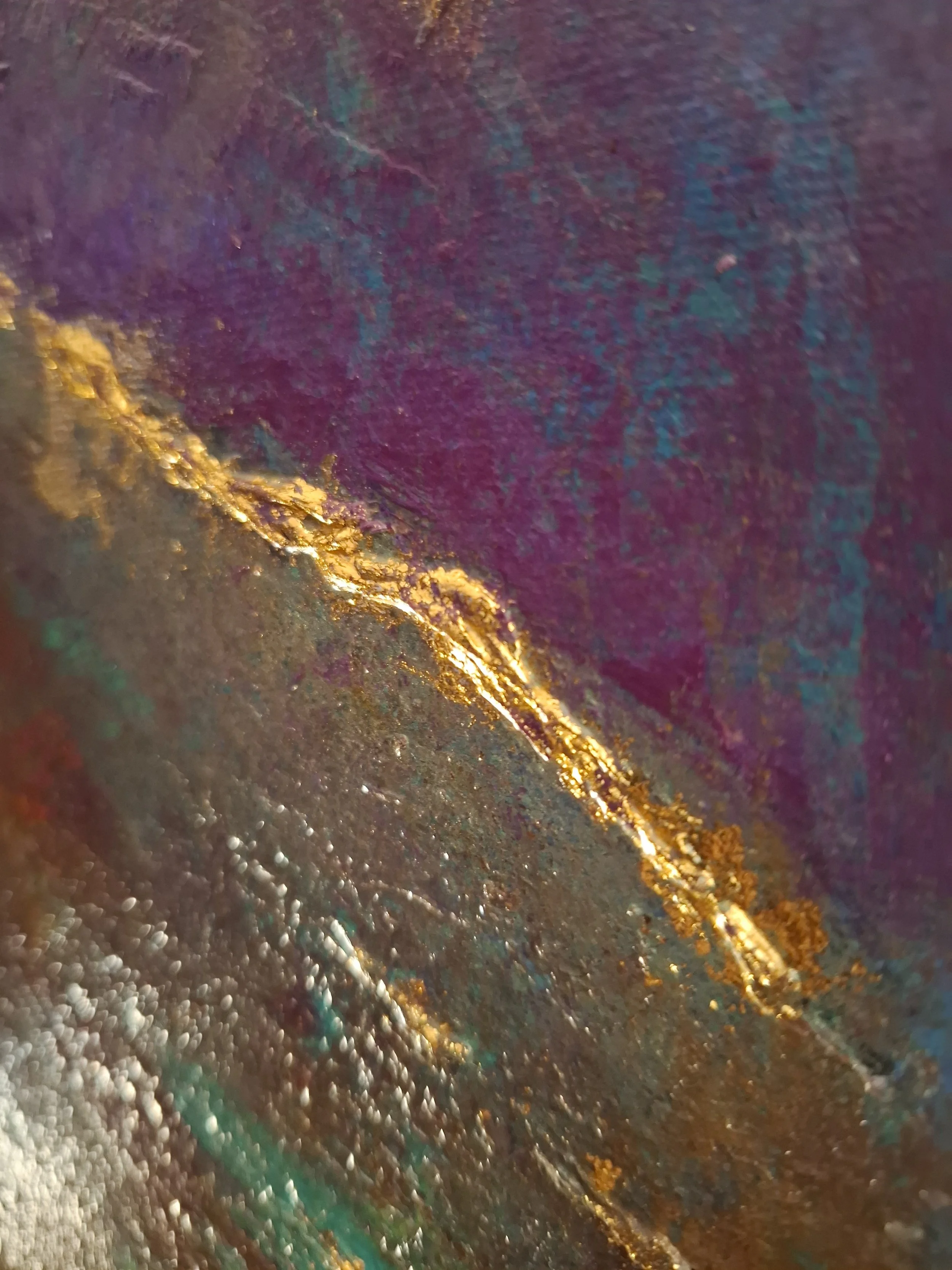 Nahaufnahme eines Kunstwerks mit goldenen Akzenten, in bunten Farben wie Lila, Blau, Grün und Braun.