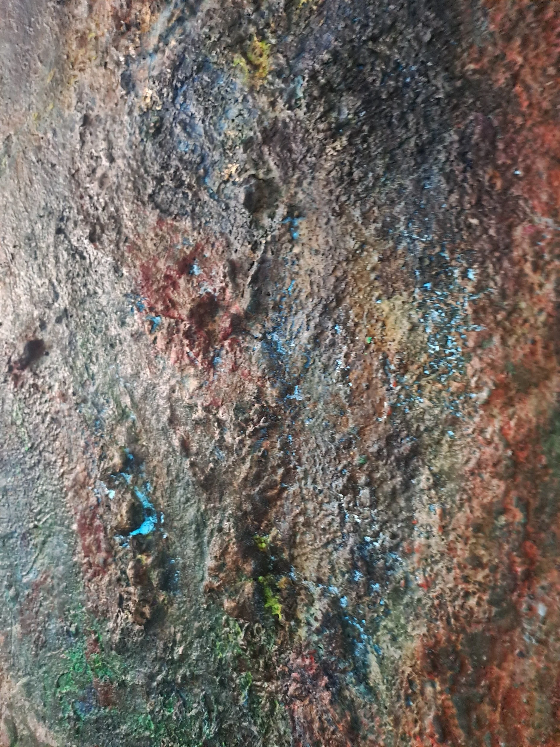 Nahaufnahme von einer Erde mit bunten Farben und Texturen.