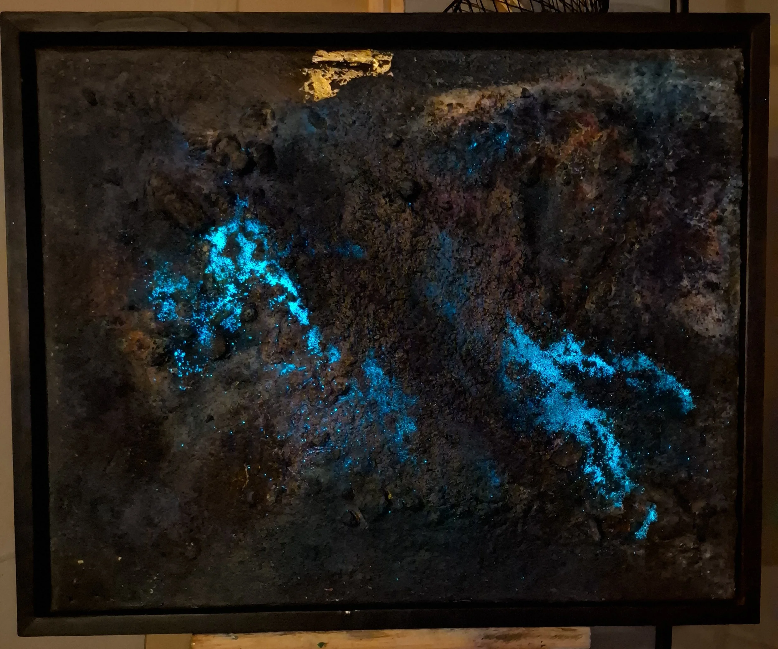 Ein geologischer Ausstellungsblock mit leuchtenden blauen und gelben Akzenten