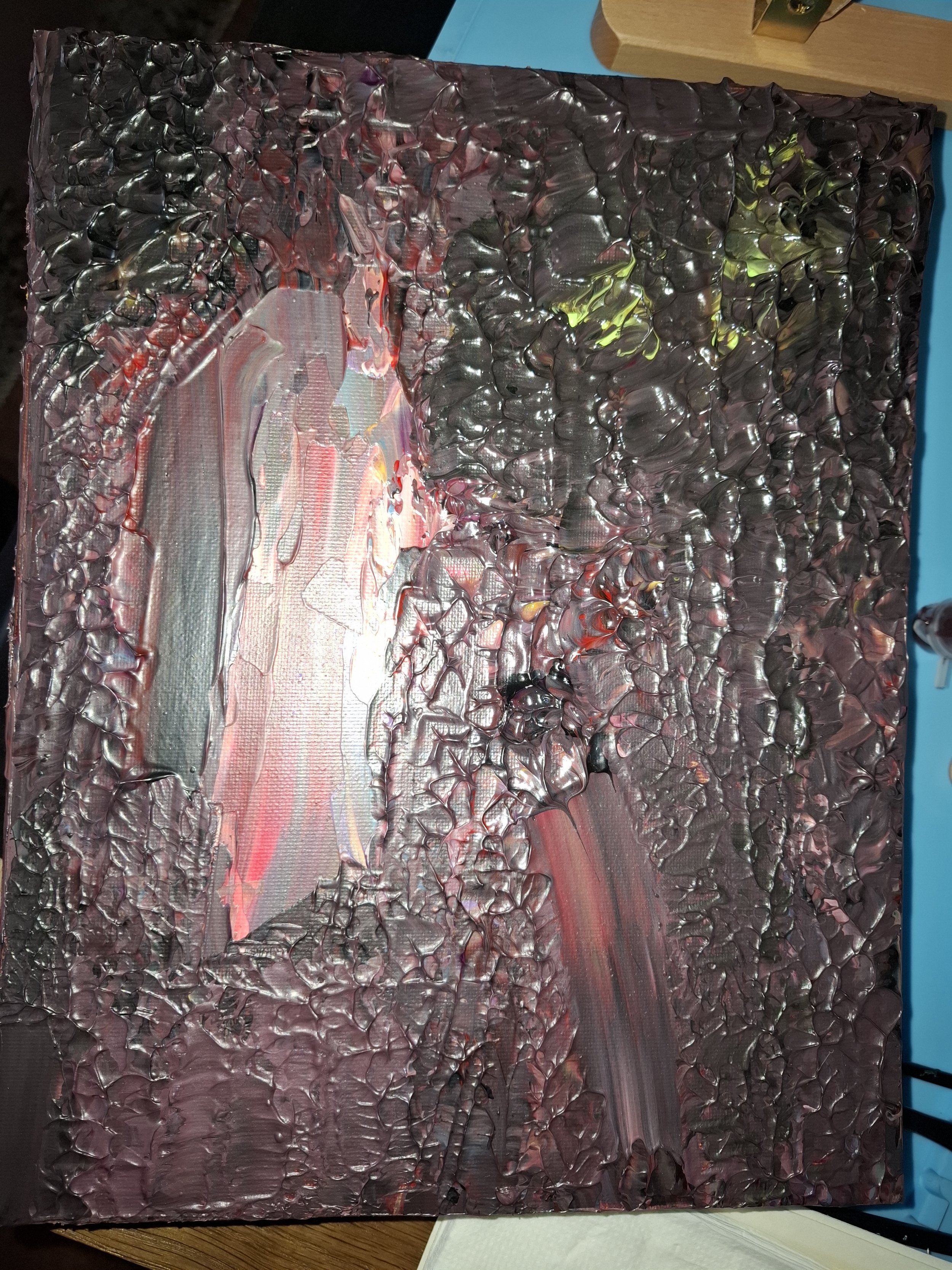 Abstraktes Gemälde mit dick aufgetragener, strukturierter schwarzer, roter, rosa, grauer und grüner Farben in groben, unregelmäßigen Pinselstrichen.