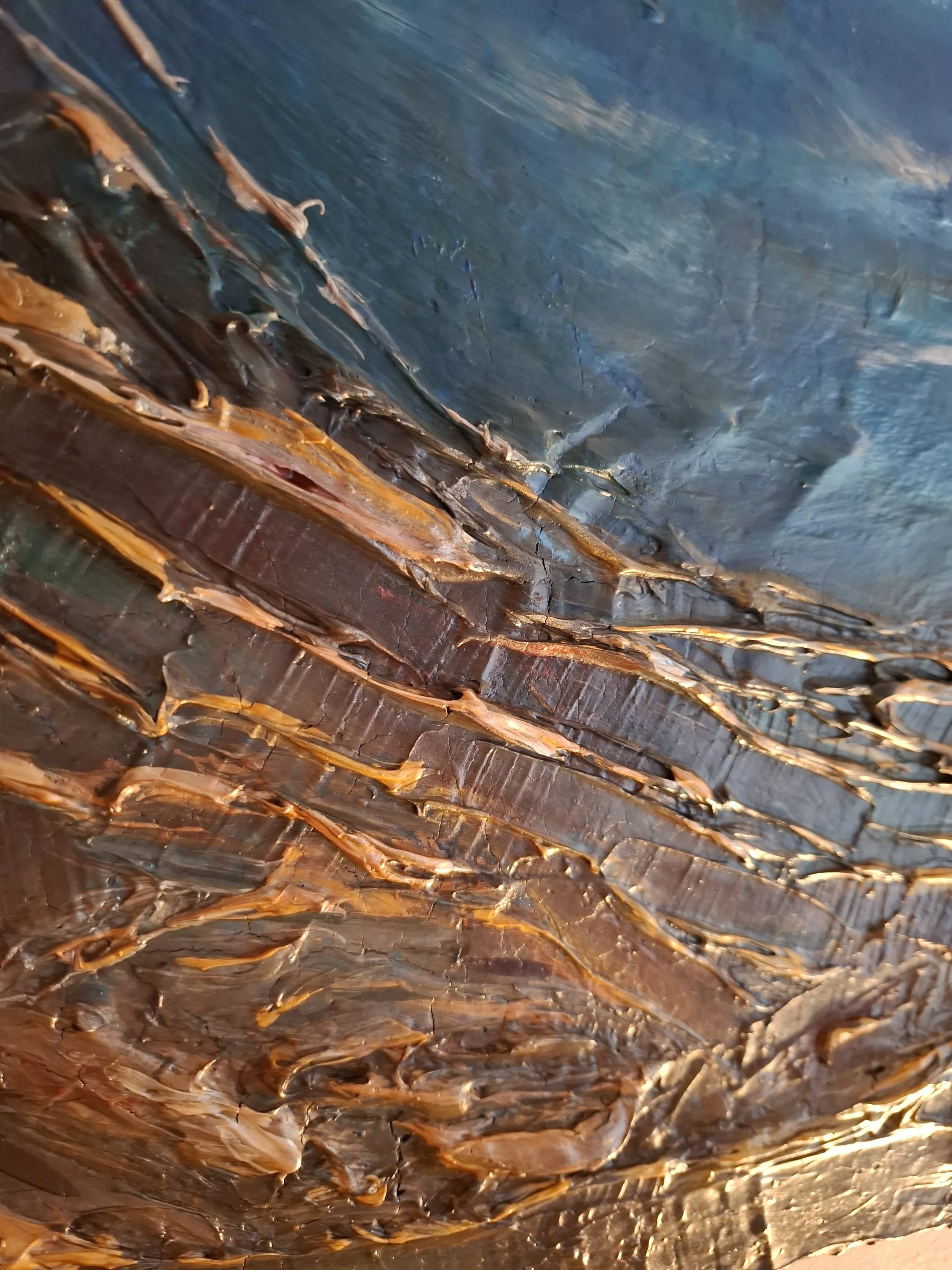 Nahaufnahme eines Gemäldes mit dicken, texturierten, braunen und orangen Pinselstrichen auf einer blauen Hintergrundfläche.