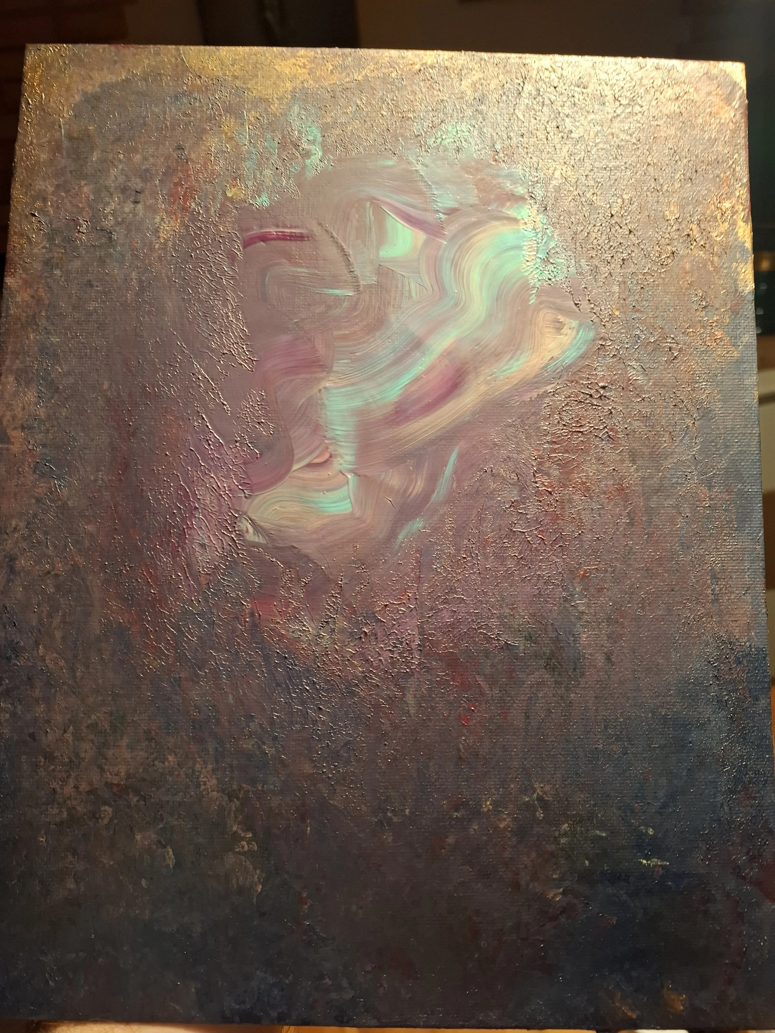 Abstraktes Gemälde mit einer geschwungenen, pastellfarbenen Figur vor einem rauen, dunklen Hintergrund.