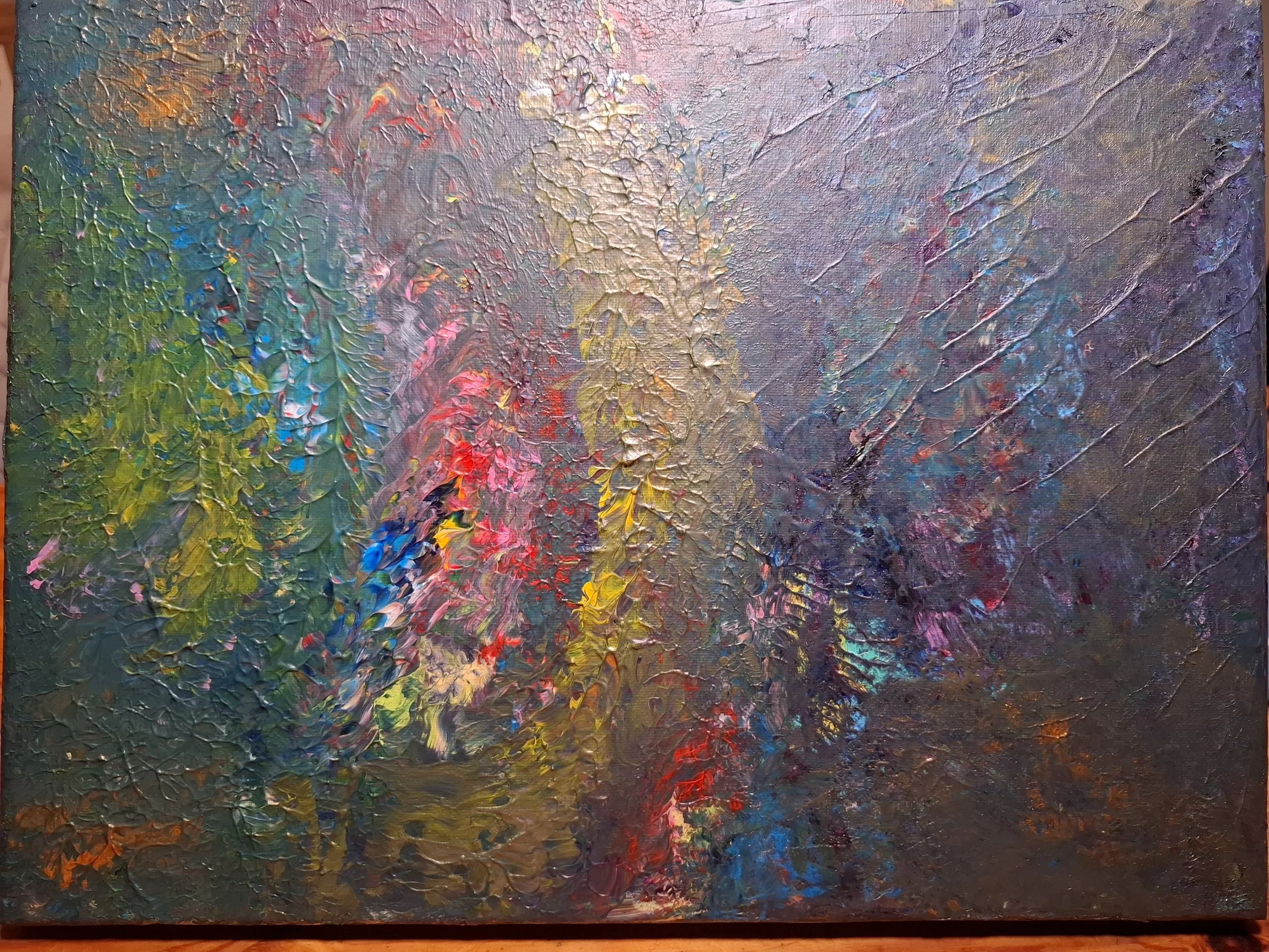 Abstraktes Gemälde mit farbigen, kräftigen Pinselstrichen in Grün, Rot, Blau, Gelb und Lila, mit einer strukturierten Oberfläche.