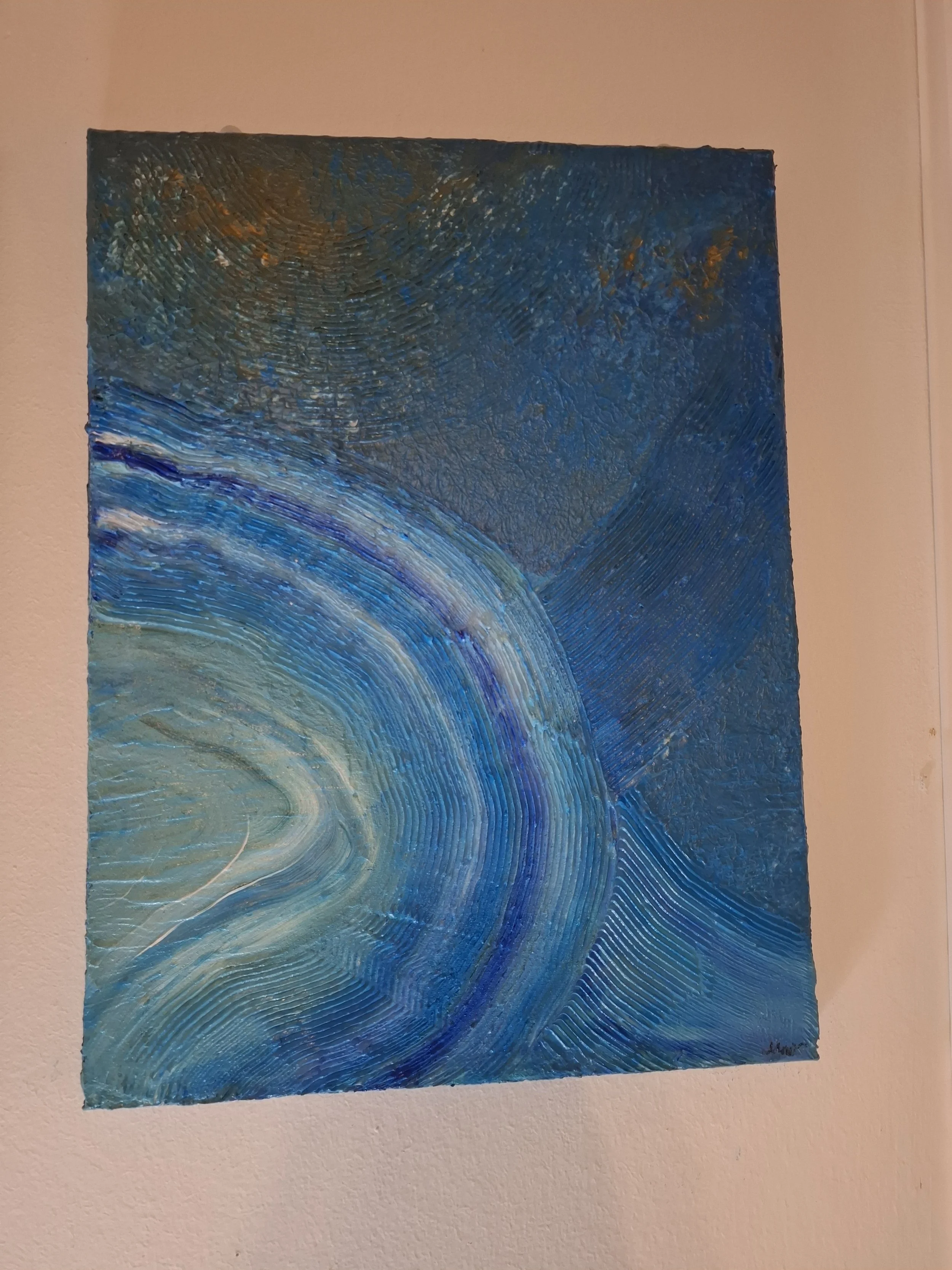 Abstraktes Gemälde mit blauen, weißen und goldenen Farbverläufen, einer kreisförmigen Struktur und Textur auf Leinwand.