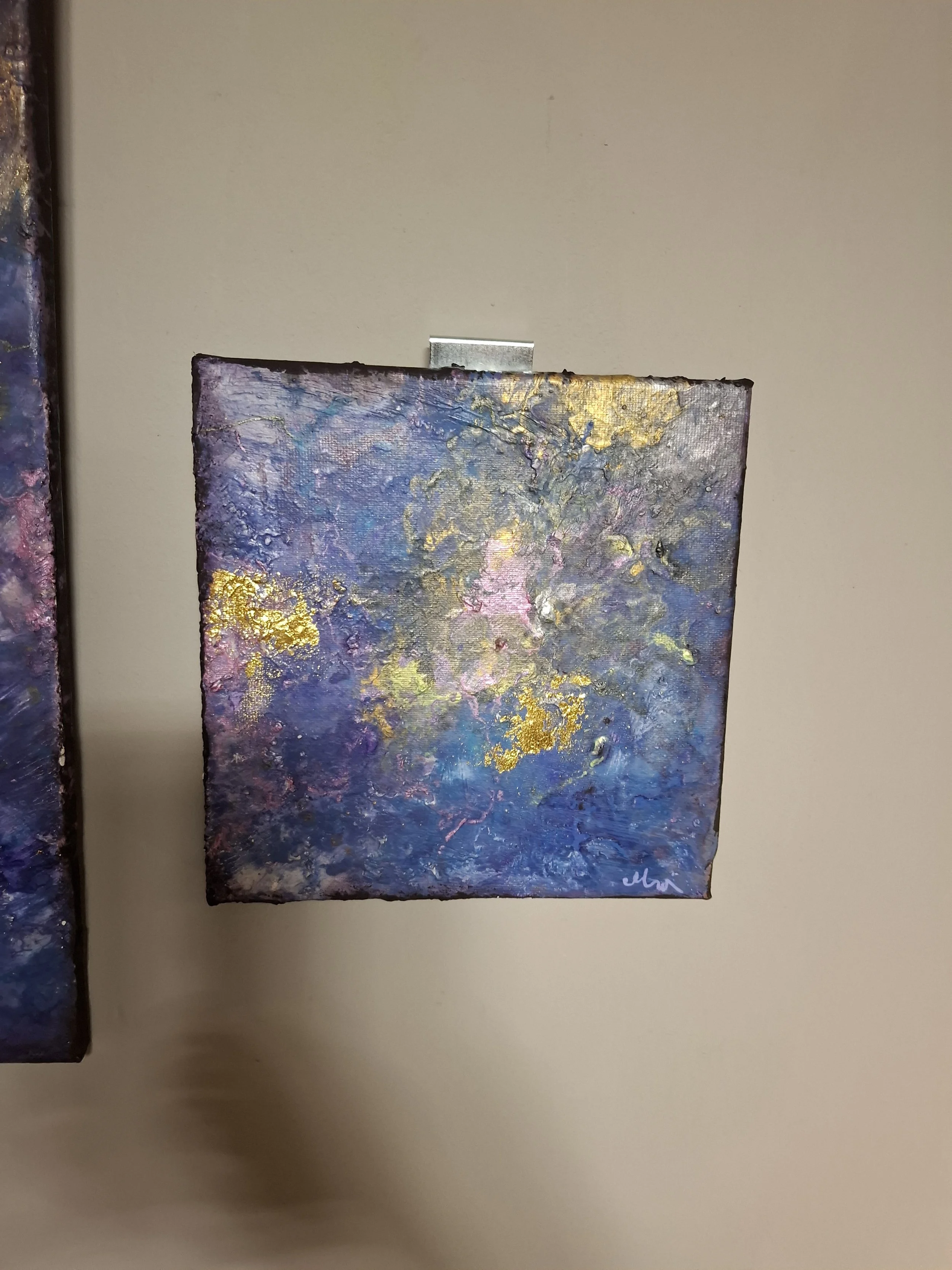 Abstraktes Gemälde in Blau-, Pink-, Gold- und Lilan-Tönen mit kräftigen Texturen, gemalt auf Leinwand.