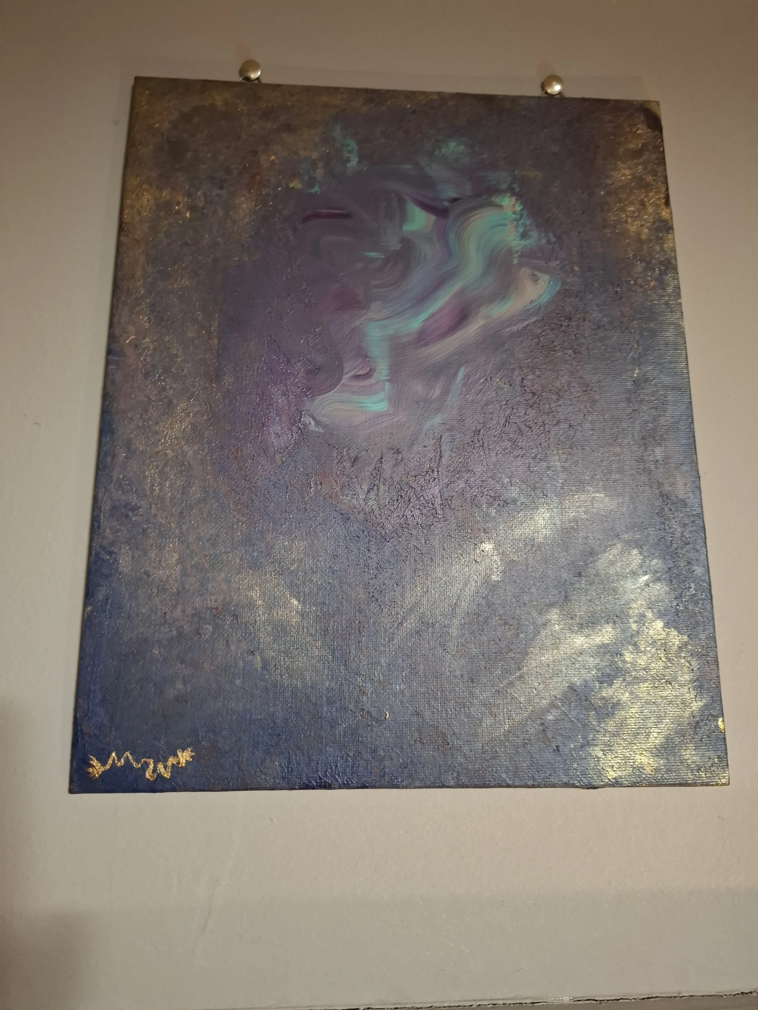 Abstraktes Gemälde mit hellen, schimmernden Farben auf dunklem Hintergrund, mit Goldakzenten in der oberen linken Ecke.