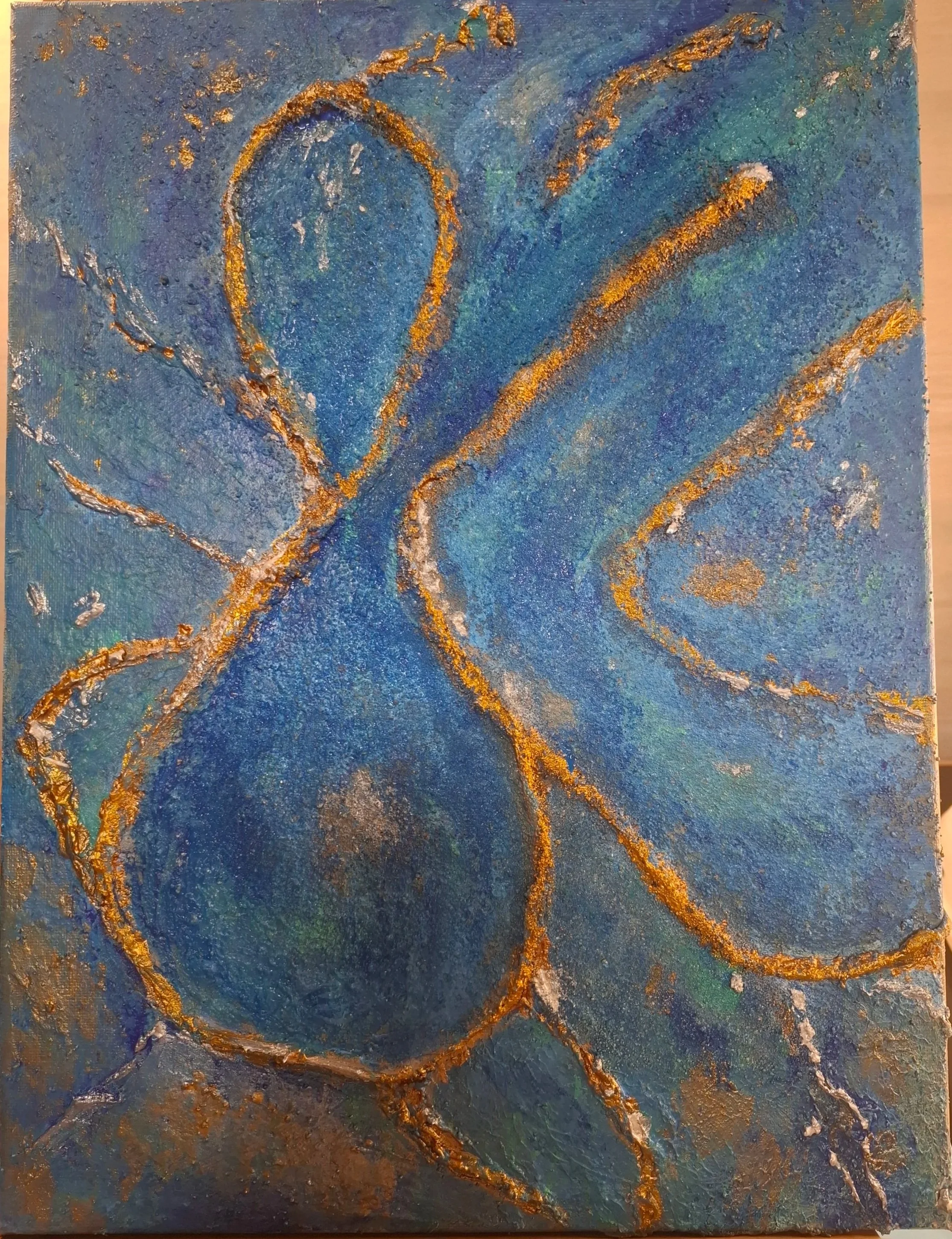 Abstraktes Gemälde in Blau- und Goldtönen mit geschwungenen Linien und Texturen.