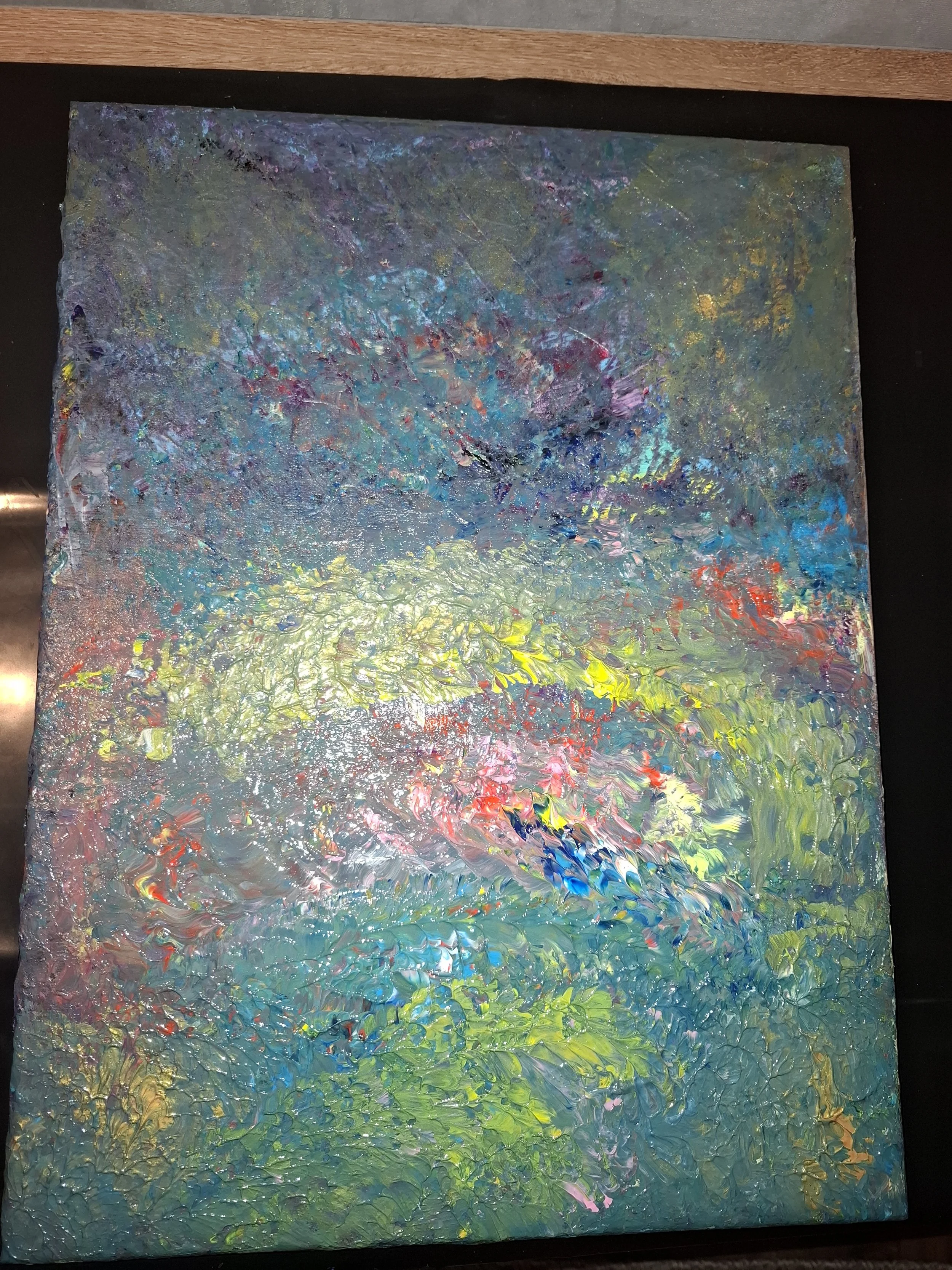 Abstraktes Gemälde mit leuchtenden Farben und strukturierter Oberfläche.