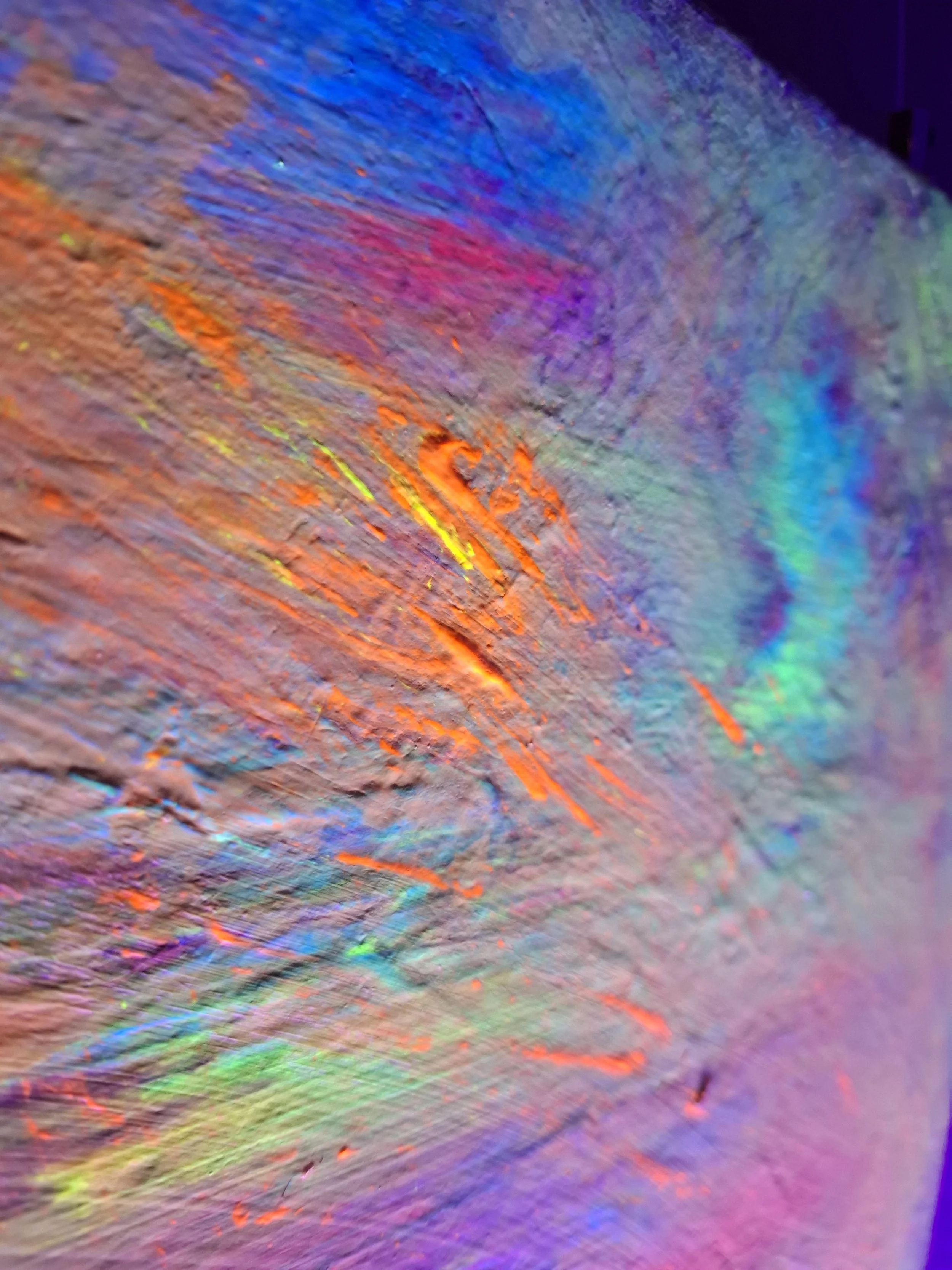 Naheaufnahme eines Holztisches mit bunten, schillernden Lichteffekten, die auf die Oberfläche treffen.