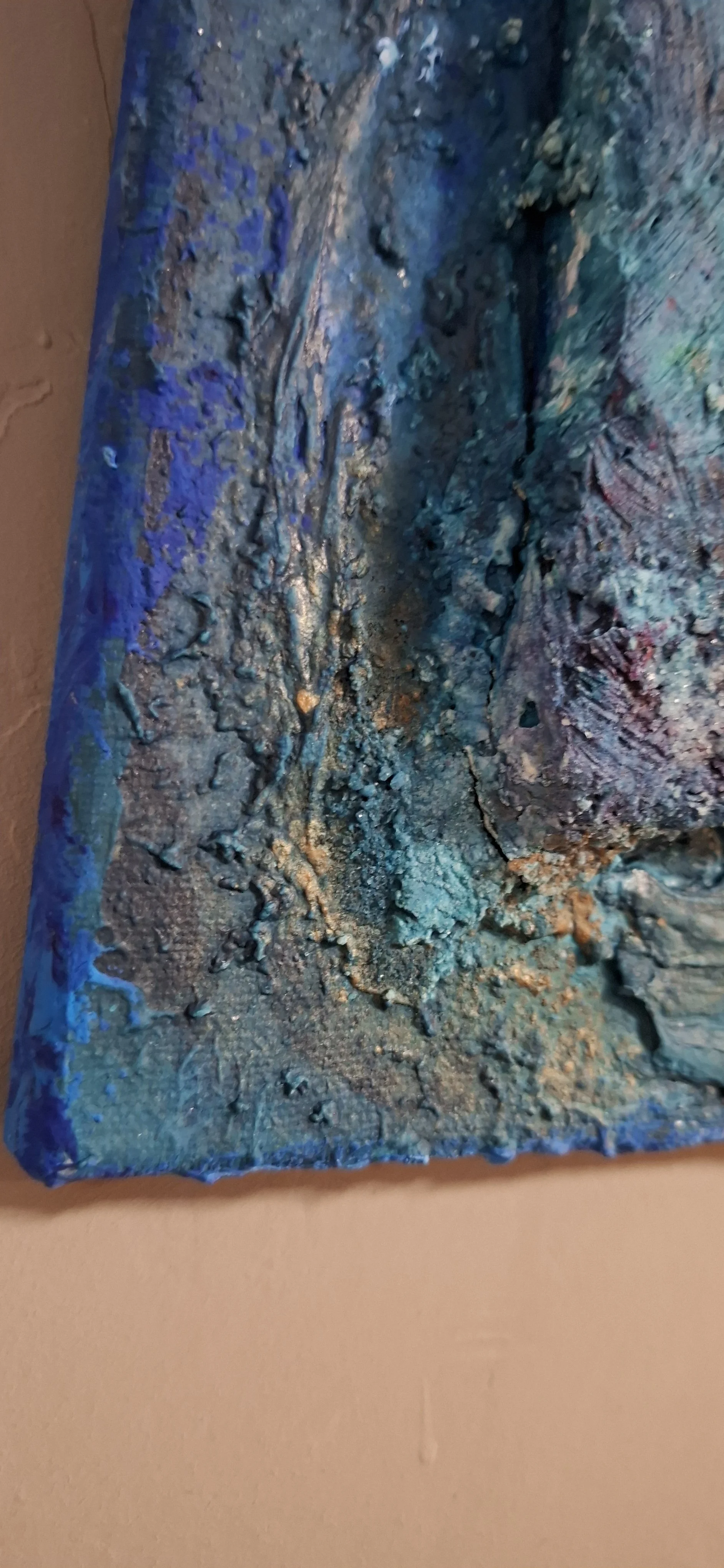 Ein abstraktes Gemälde in Blau- und Erdtönen mit einer texturierten Oberfläche.