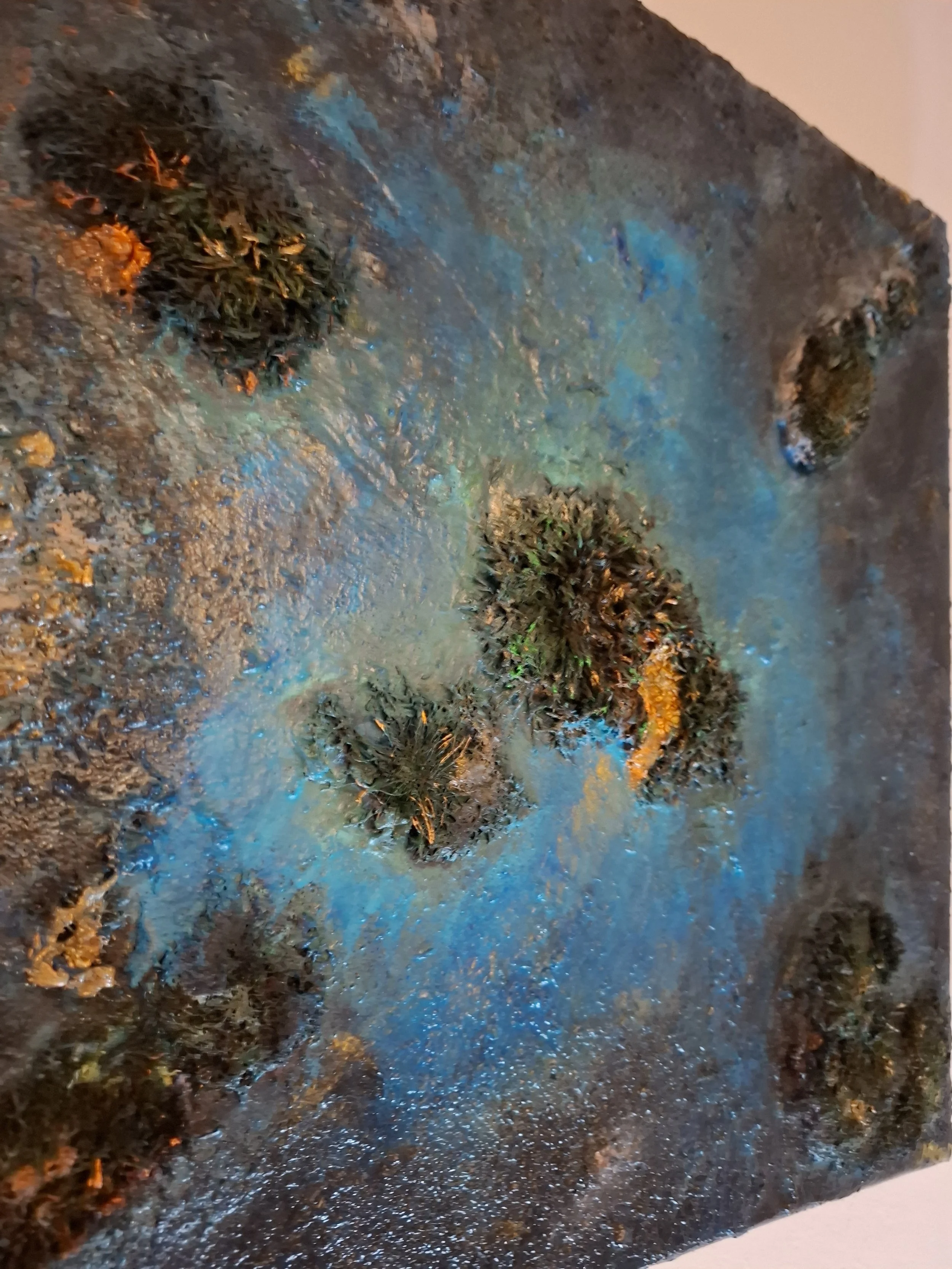 Diorama einer Landschaft mit Felsen, Moos und Wasser, dargestellt in künstlerischer, texturierter Weise.