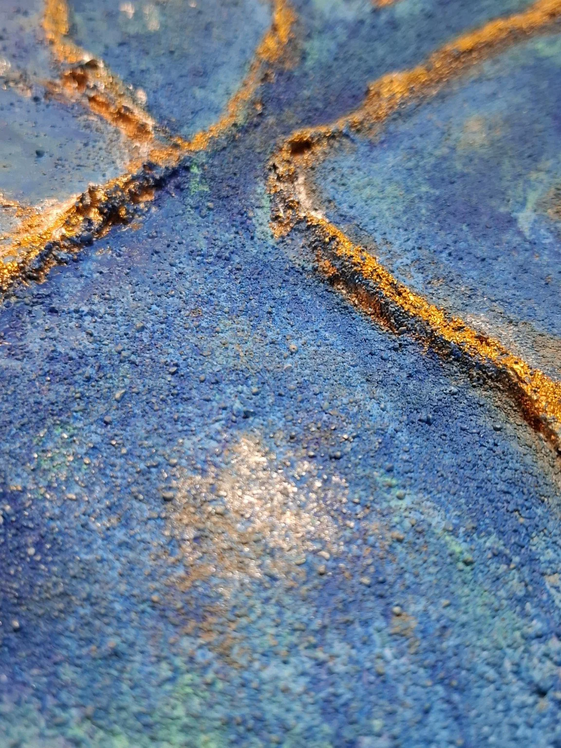 Nahaufnahme einer blauen, gestrichenen Oberfläche mit rostigen Linien.