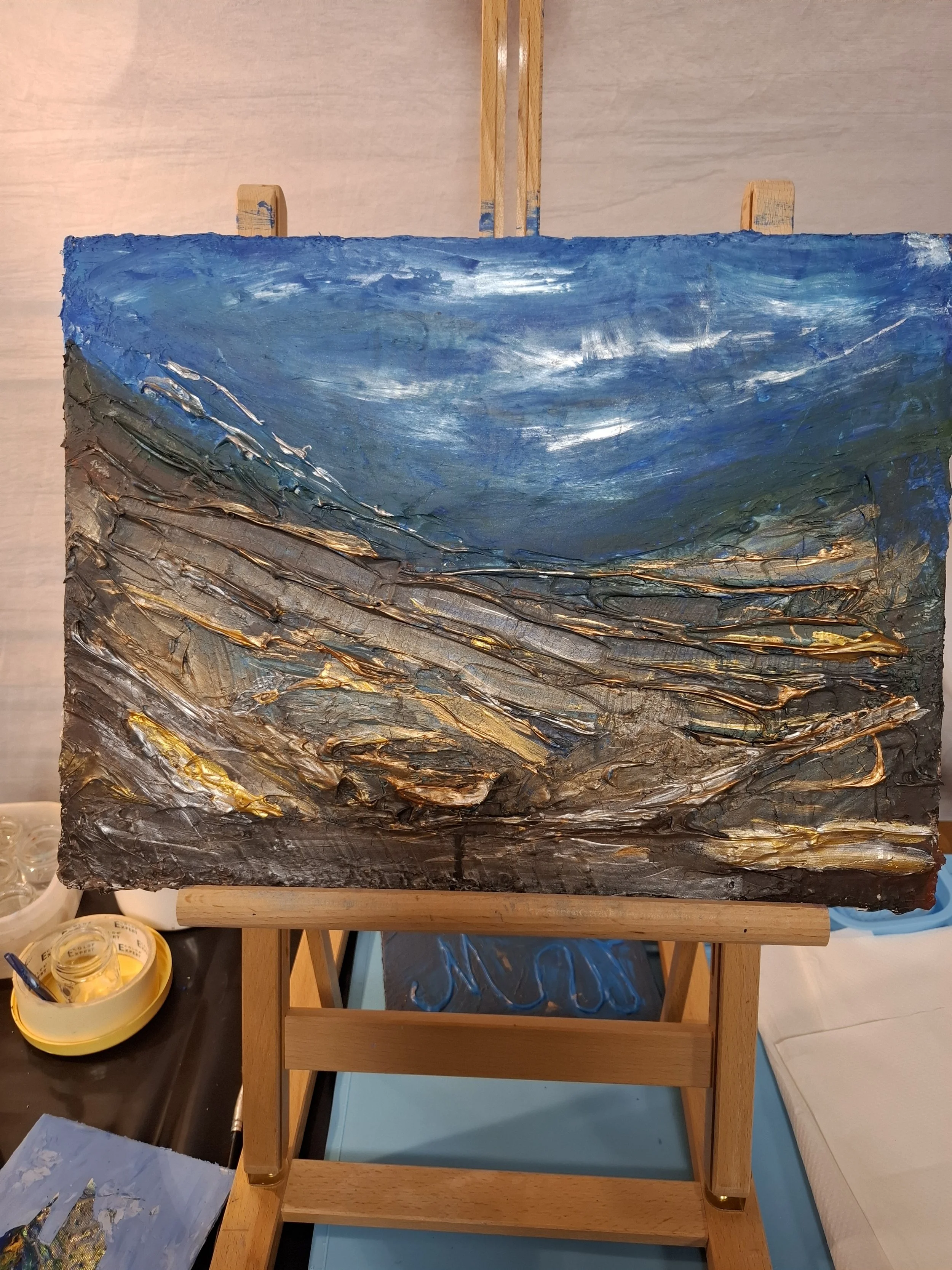 Gemälde eines Meeres mit Wellen in blauen Tönen, im Stil eines abstrakten Kunstwerks.