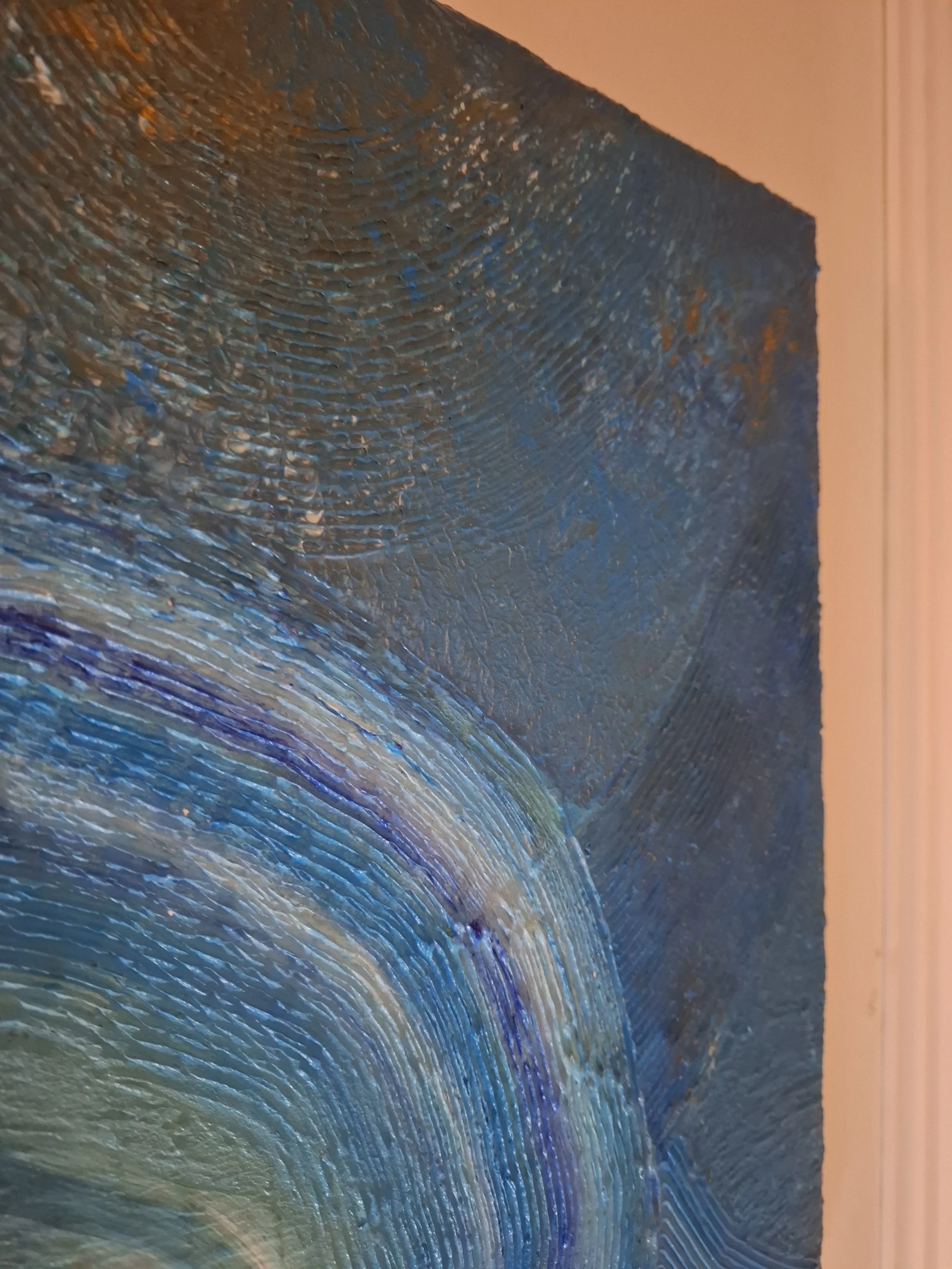 Nahaufnahme eines abstrakten Gemäldes mit Blau, Weiß und Goldtönen, mit sichtbaren Pinselstrichen und Textur.