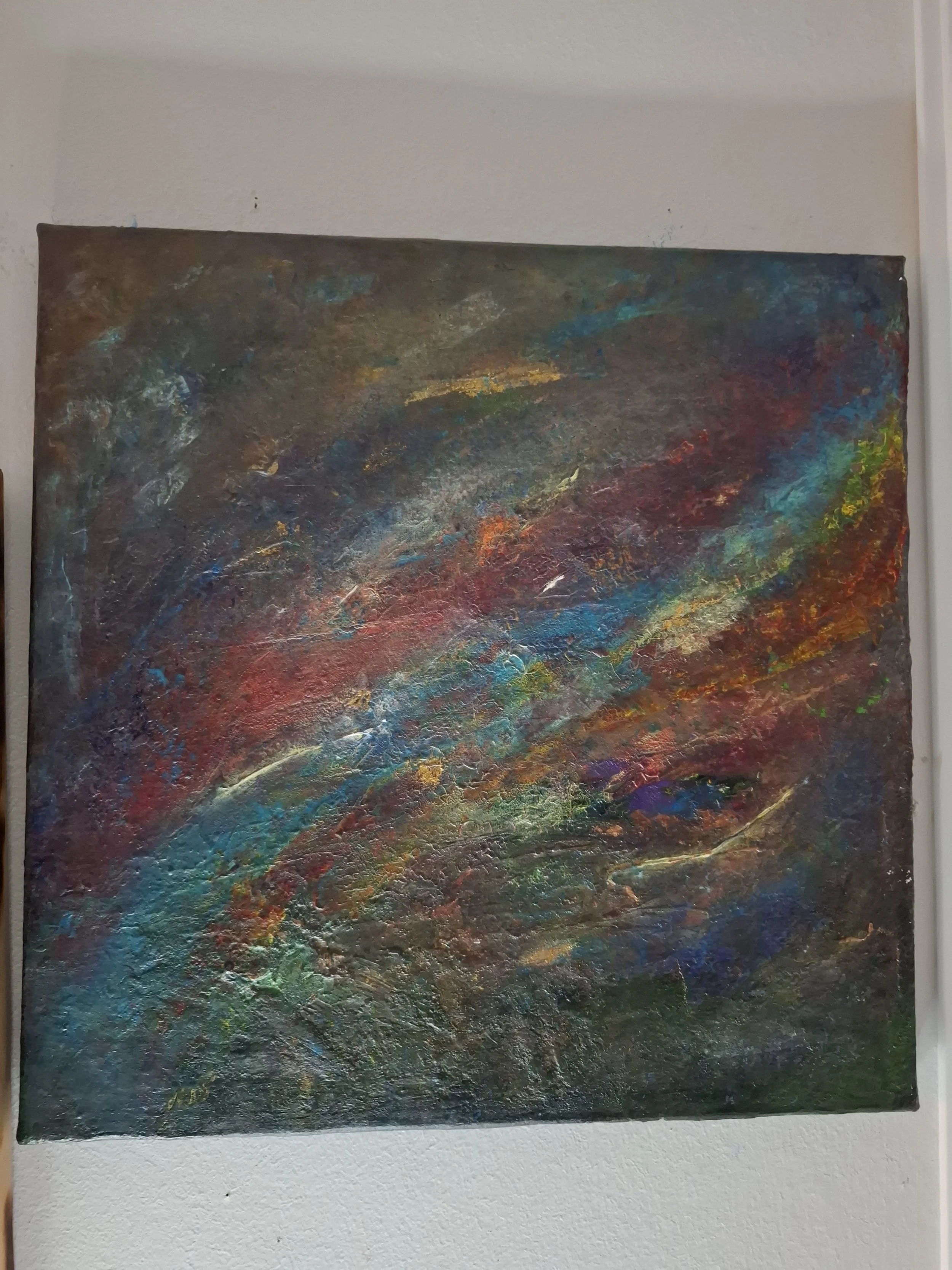 Ein abstraktes Gemälde mit einer Vielzahl von Farben und Texturen, das in dunklen und leuchtenden Tönen gehalten ist.