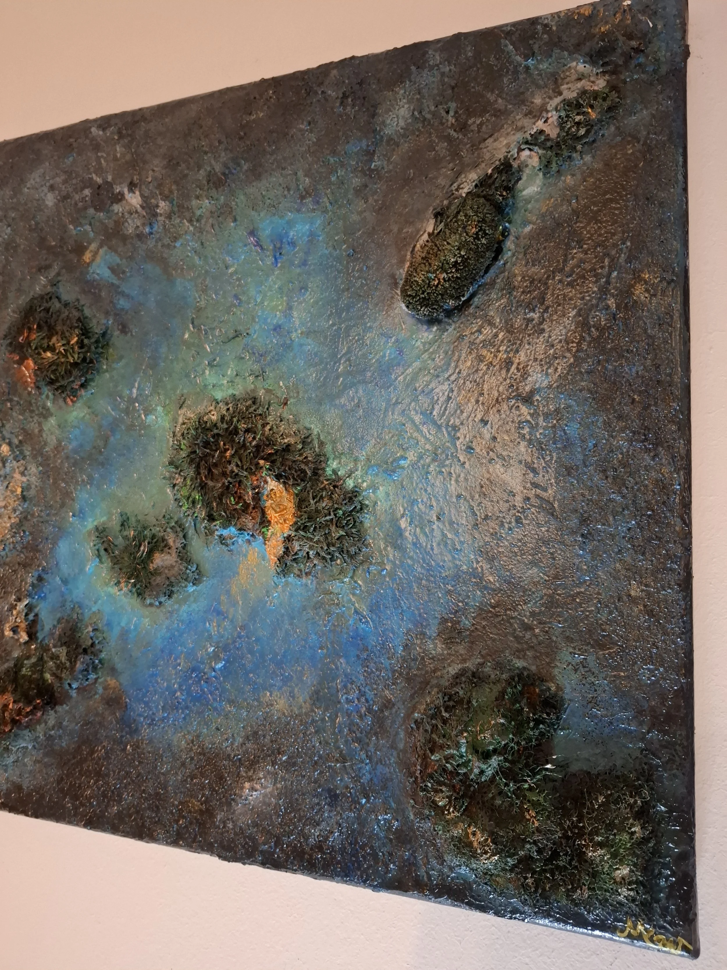 Abstraktes Kunstwerk mit grünen, blauen und orangefarbenen Texturen und Formen auf einer Leinwand.