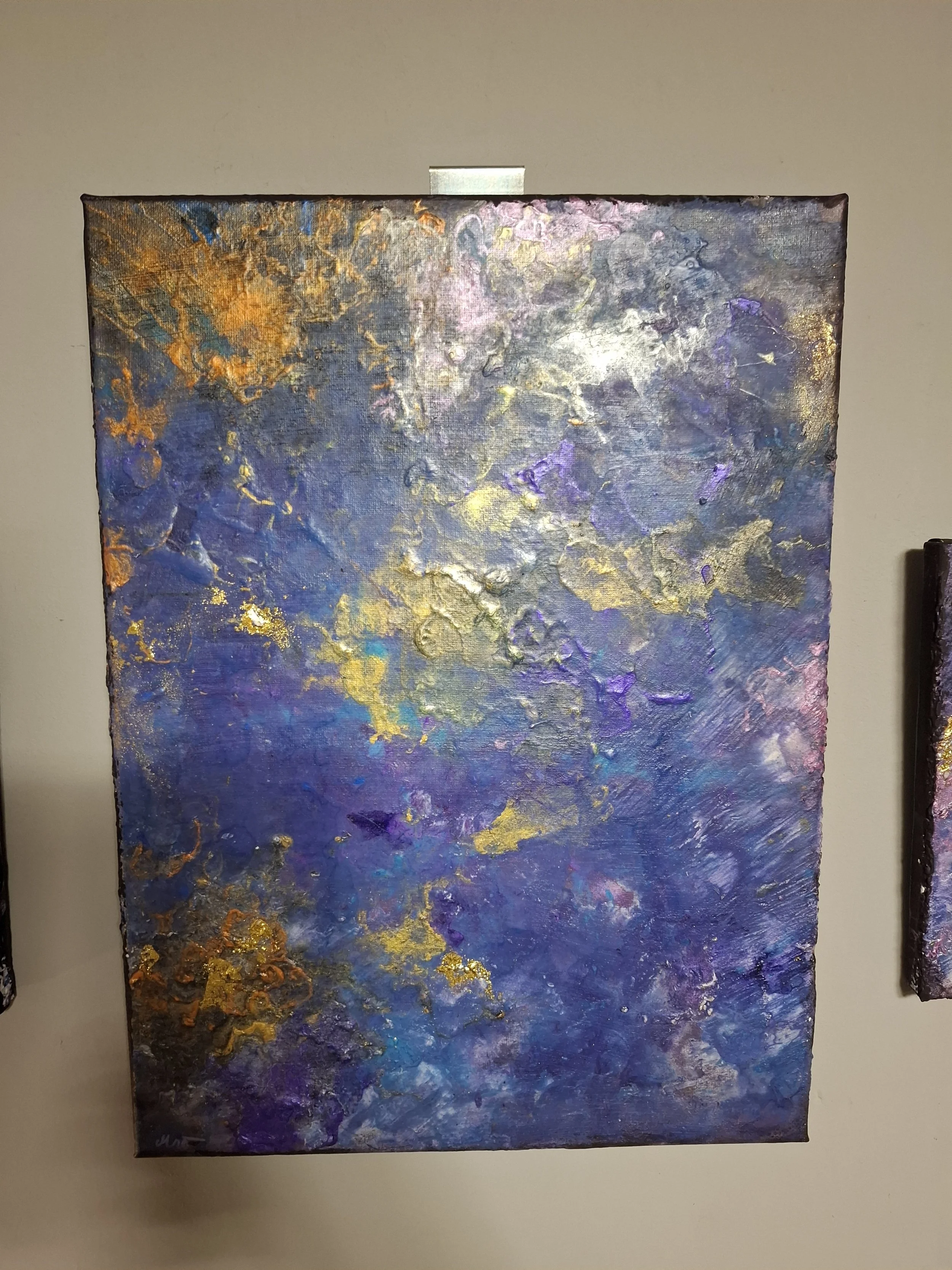 Abstraktes Gemälde mit Blau, Lila, Gold und Orange, mit texturierten Oberflächen.