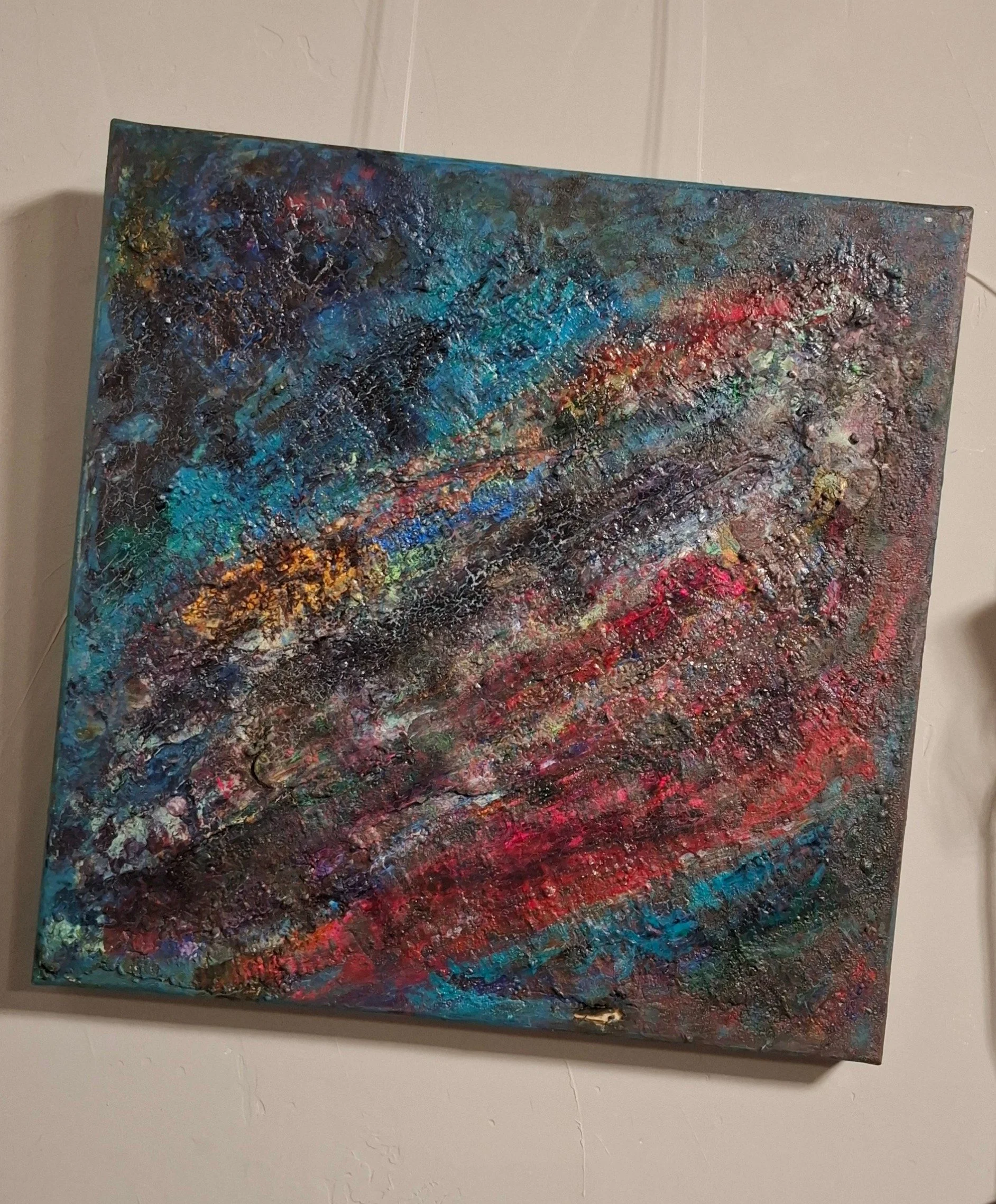 Abstraktes Gemälde mit lebhaften, kräftigen Farben und strukturierter Oberfläche, primär in Blau, Rot, Schwarz und Grüntönen.