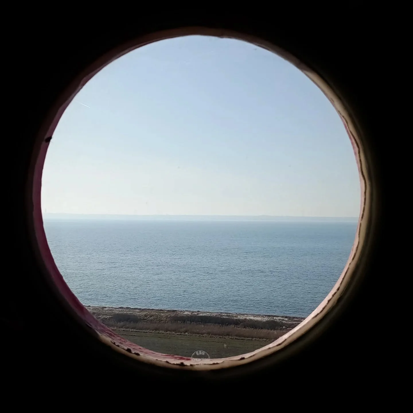 "Konzentration ist die Kunst, dort zu sein, wo man ist." Andreas Tenzer

Die Ostsee im alleinigen Fokus. Ab 1. April im Leuchtturm Fl&uuml;gge ...