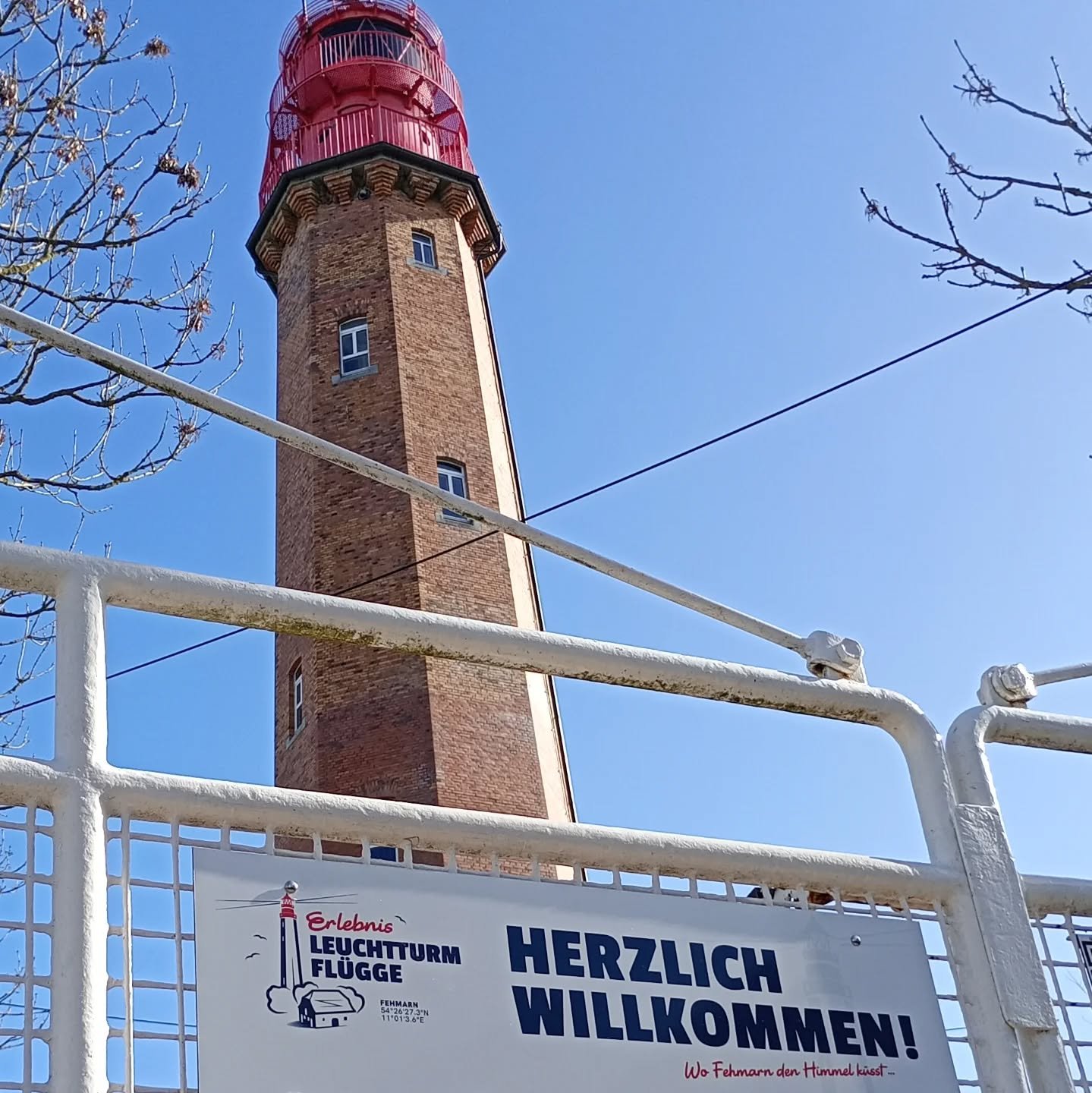 Herzlich willkommen! Ab sofort bietet der Fl&uuml;gger Leuchtturm wieder echtes Ostsee-Feeling mit grandioser Aussicht sowie Caf&eacute; + Spielplatz.

Erklimmen Sie 162 Stufen und freuen Sie sich auf einen einmaligen Ausblick &uuml;ber #Fehmarn. Die