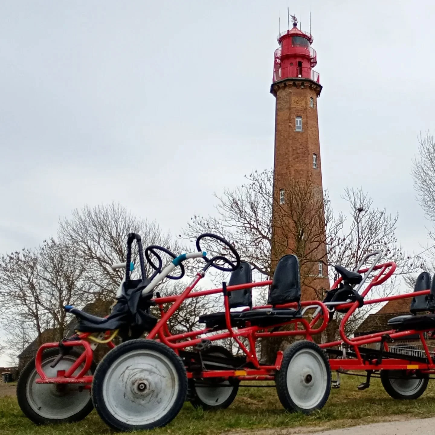 Tretmobile und Shuttle-Service: Lust auf etwas Besonderes?

Ein besonderes Highlight f&uuml;r Kinder, Familien und Junggebliebene ist der Tretmobil-Verleih am Parkplatz Fl&uuml;gger Hof von Sergey Markow, der f&uuml;r Spa&szlig; und Bewegung auf dem 