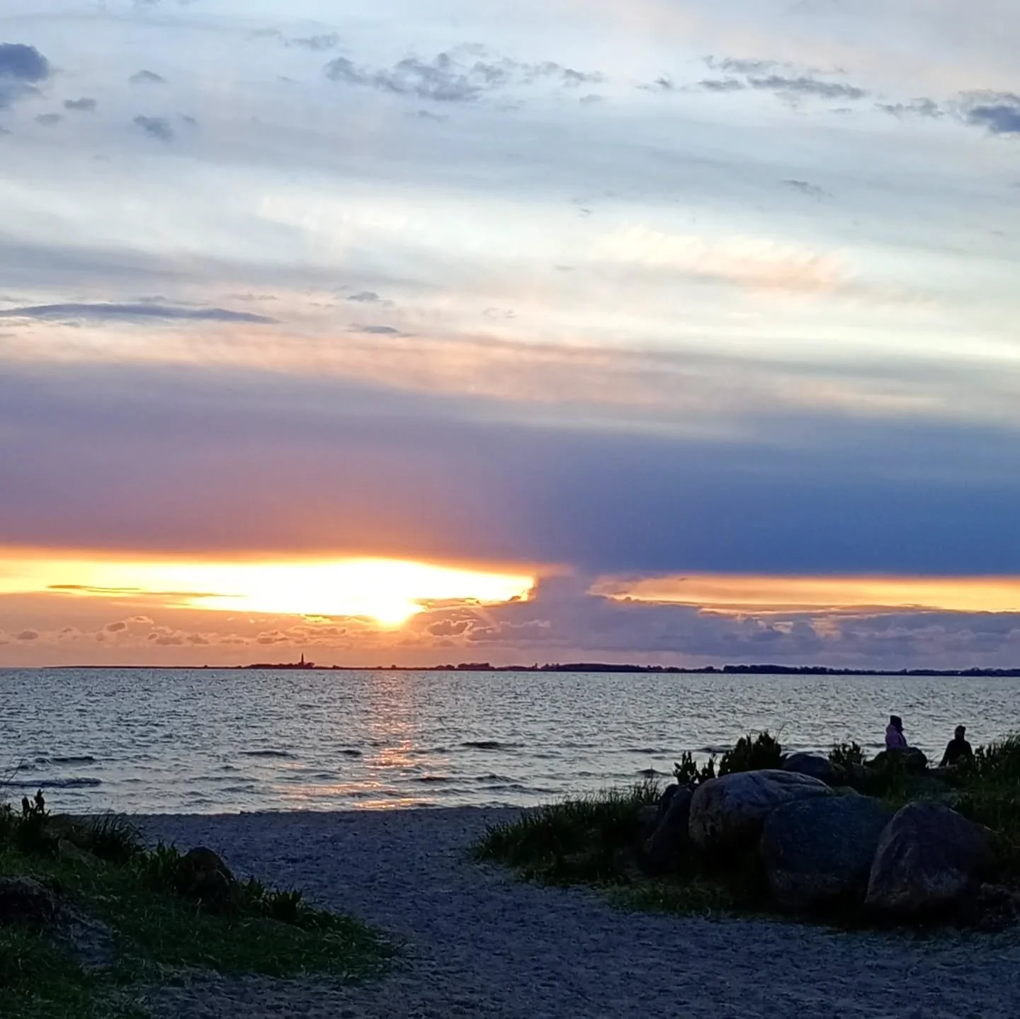 Es f&uuml;hlt sich schon langsam wie Sommer an: Sonnenuntergang in Strukkamphuk mit Blick auf den #Fl&uuml;ggerLeuchtturm. ☀️⛱️

#ErlebnisLeuchtturmFl&uuml;gge 

&Ouml;ffnungszeiten Turm &amp; Caf&eacute;
1. April bis 31. Oktober
Dienstag bis Sonntag
