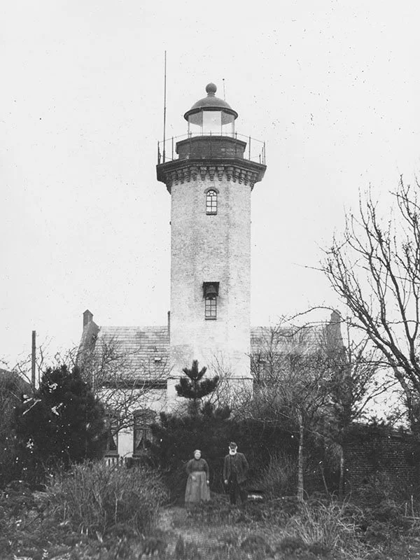 Leuchtturmwärter Wilhelm Drewes mit seiner Frau vor dem ersten Flügger Leuchtturm
(Sammlung A. Johannsen)