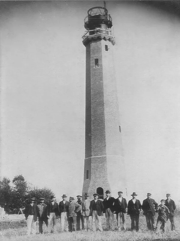 Richtfest, vermutlich 1915; Bauaufsicht und Handwerker vor dem neuen Turm
(Sammlung Dr. K. Schmitz)