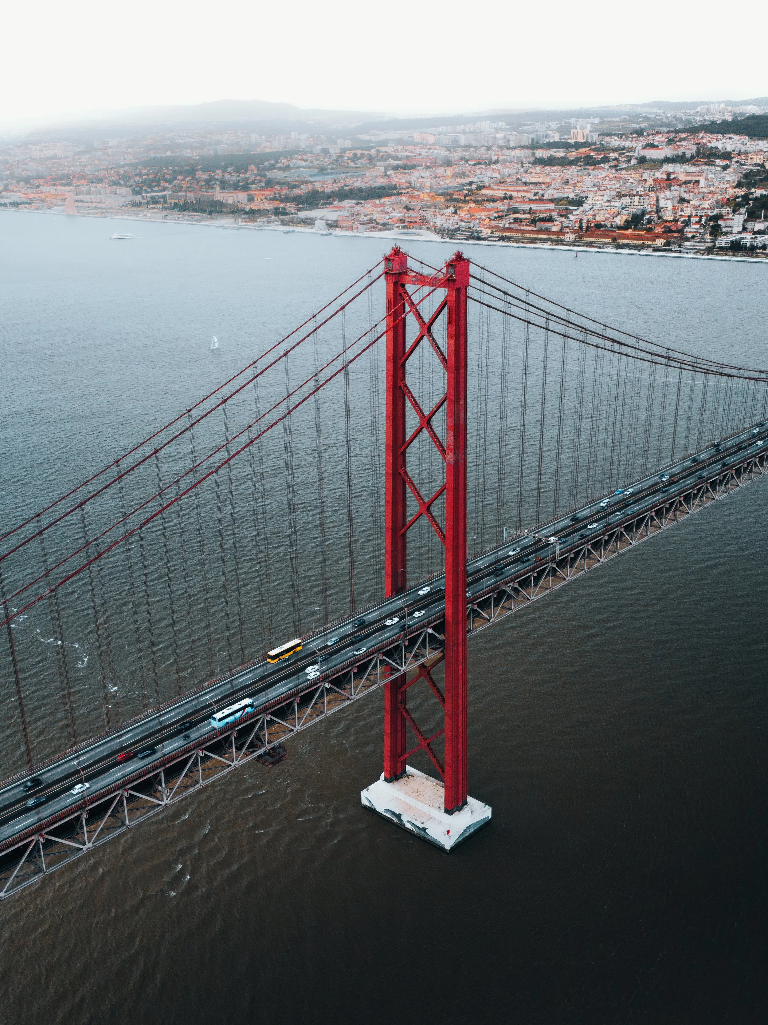 Luchtfoto van de Golden Gate Bridge in San Francisco, gekleurde brug met verkeer, met de stad en heuvels op de achtergrond.
