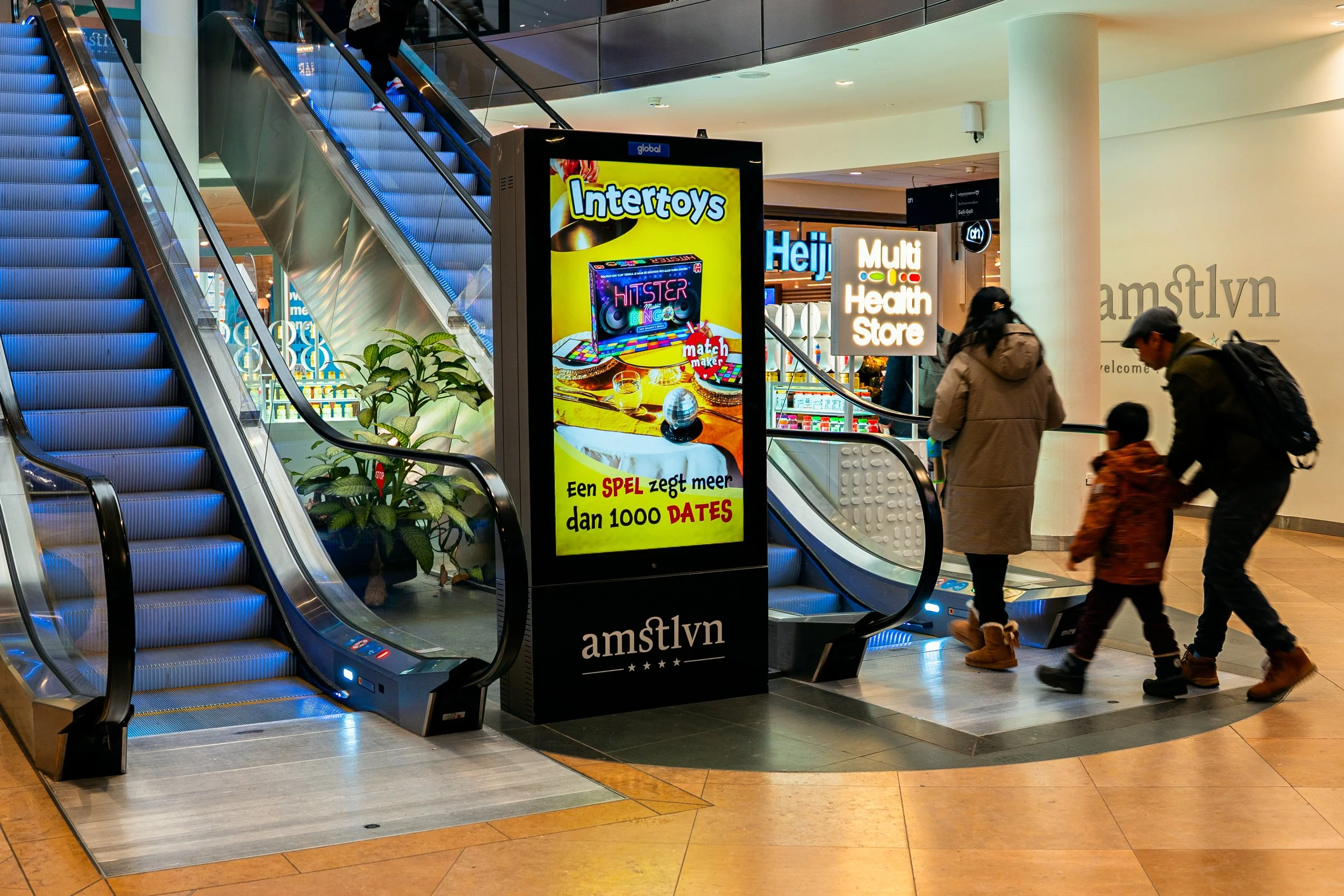Mensen die met de roltrap naar beneden gaan in winkelcentrum Amsterdam.