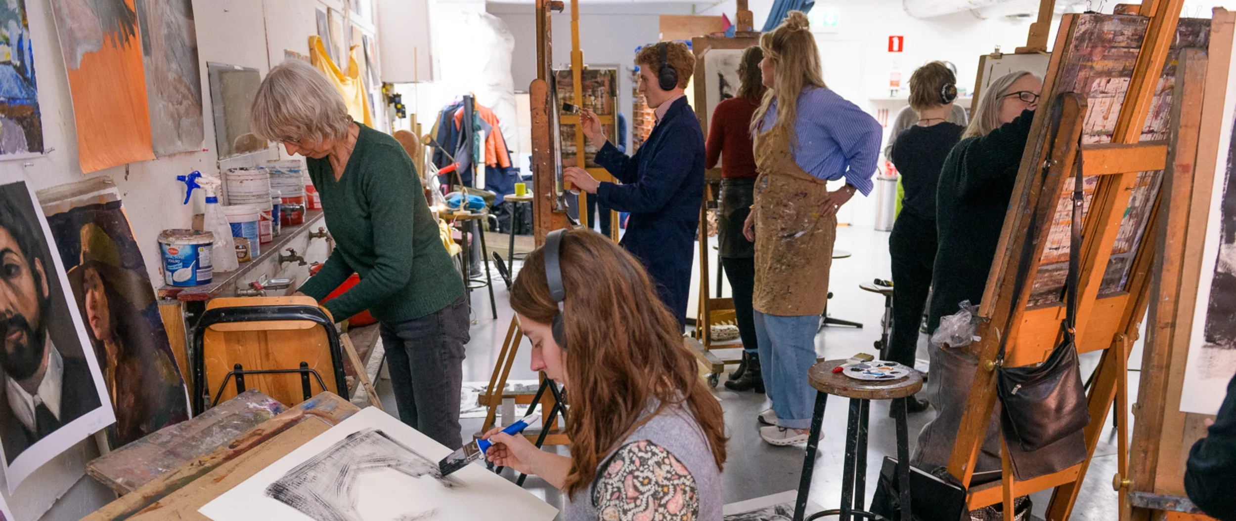studenten vakscholing schilderen in vaklokaal
