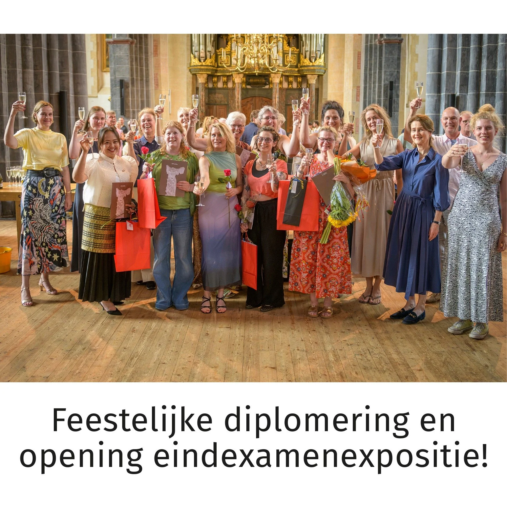 Feestelijke diplomering en opening eindexamenexpositie! 🎉

Gisteren vond de diplomering van de zestien afgestudeerden plaats in de Martinikerk. Voorzitter van de Klassieke Academie, Peter Hartwig, heette iedereen van harte welkom en daarna richtten 