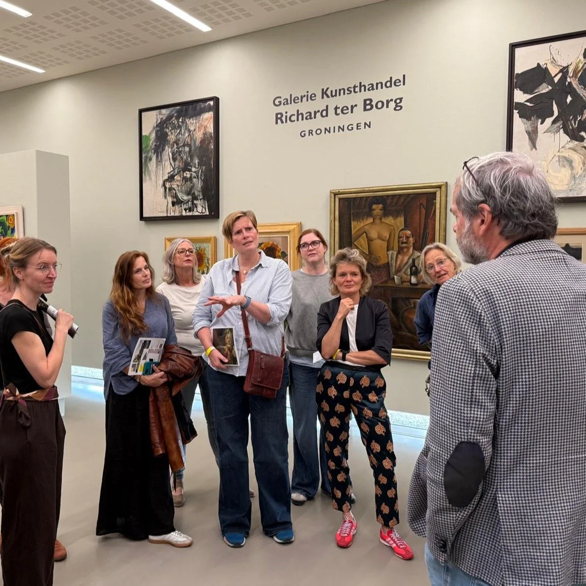 Vast onderdeel binnen de Masteropleiding van de Klassieke Academie vormt het vak Ondernemerschap in de Kunst dat specifiek is ingericht om studenten voor te bereiden op de beroepspraktijk als zelfstandig kunstenaar.
Ter verkenning van de kunstmarkt b