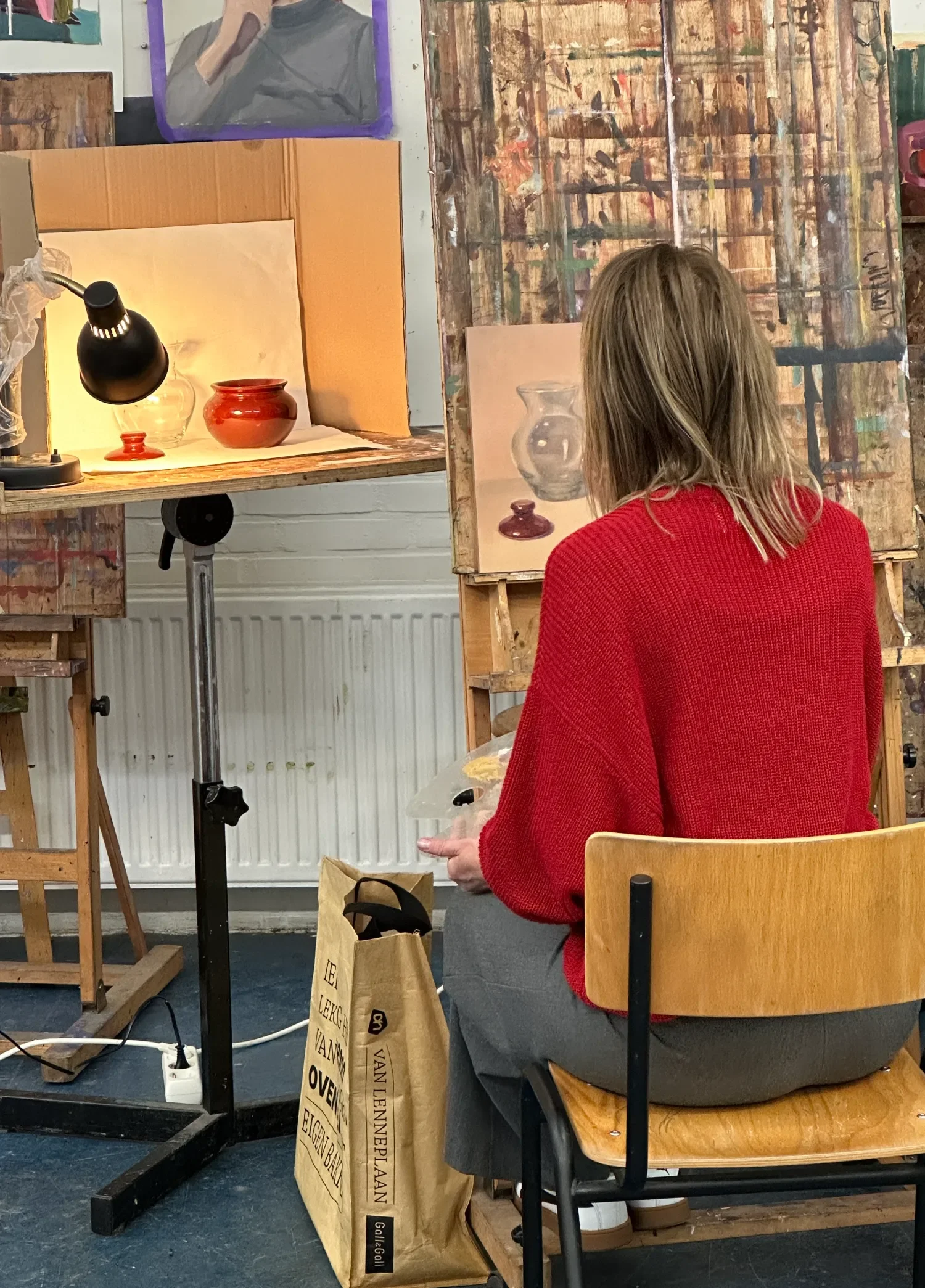Een cursist schildert een stilleven van vaasjes tijdens de cursus schilderen met oog voor detail
