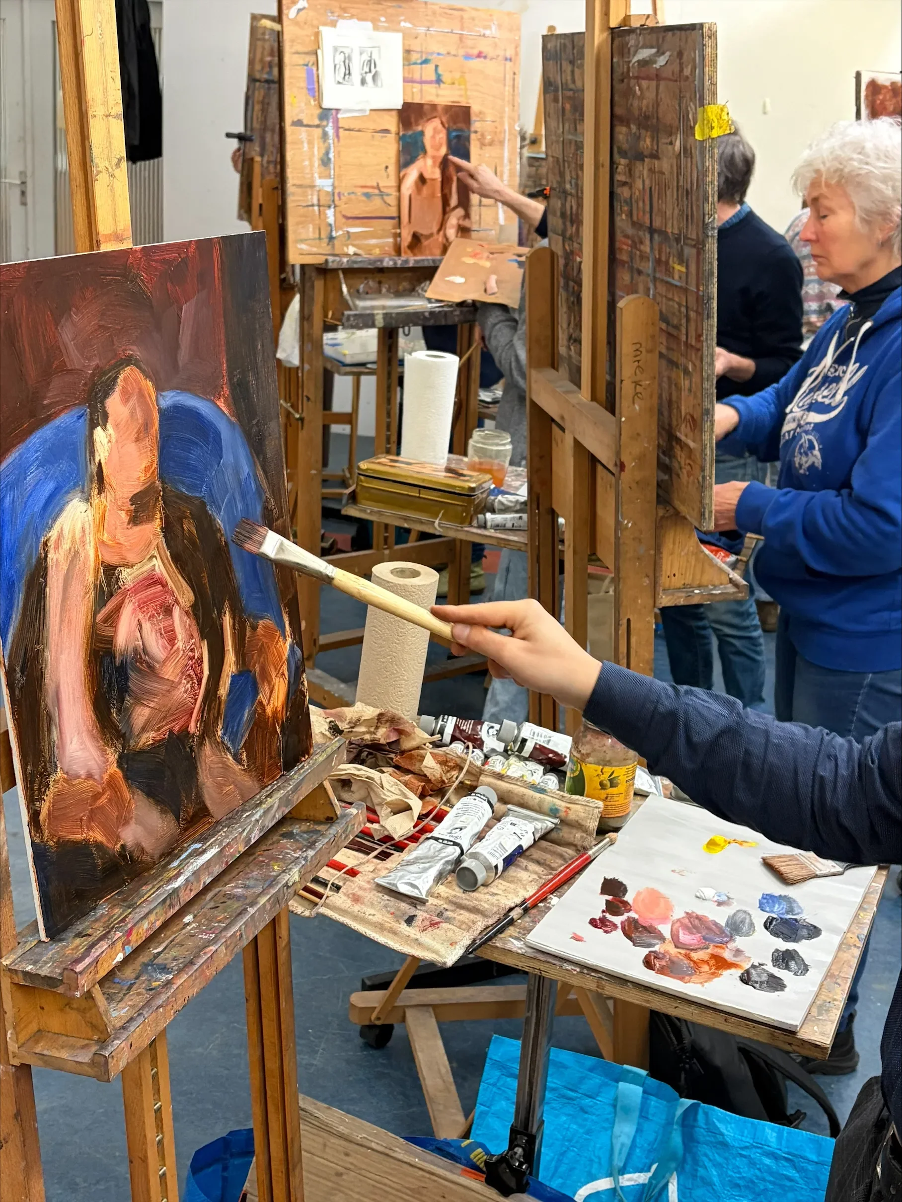 Een cursist aan het schilderen tijdens de cursus van Duran aan de Klassieke Academie