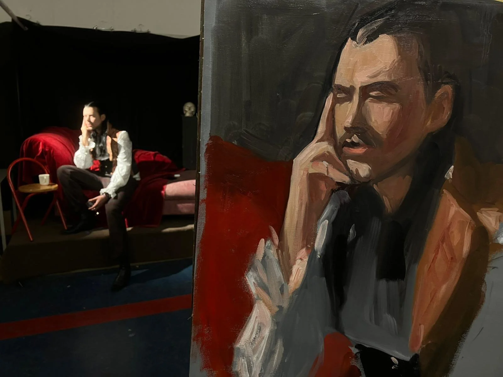 het mannelijk model en het schilderij dat van zijn gezicht gemaakt is