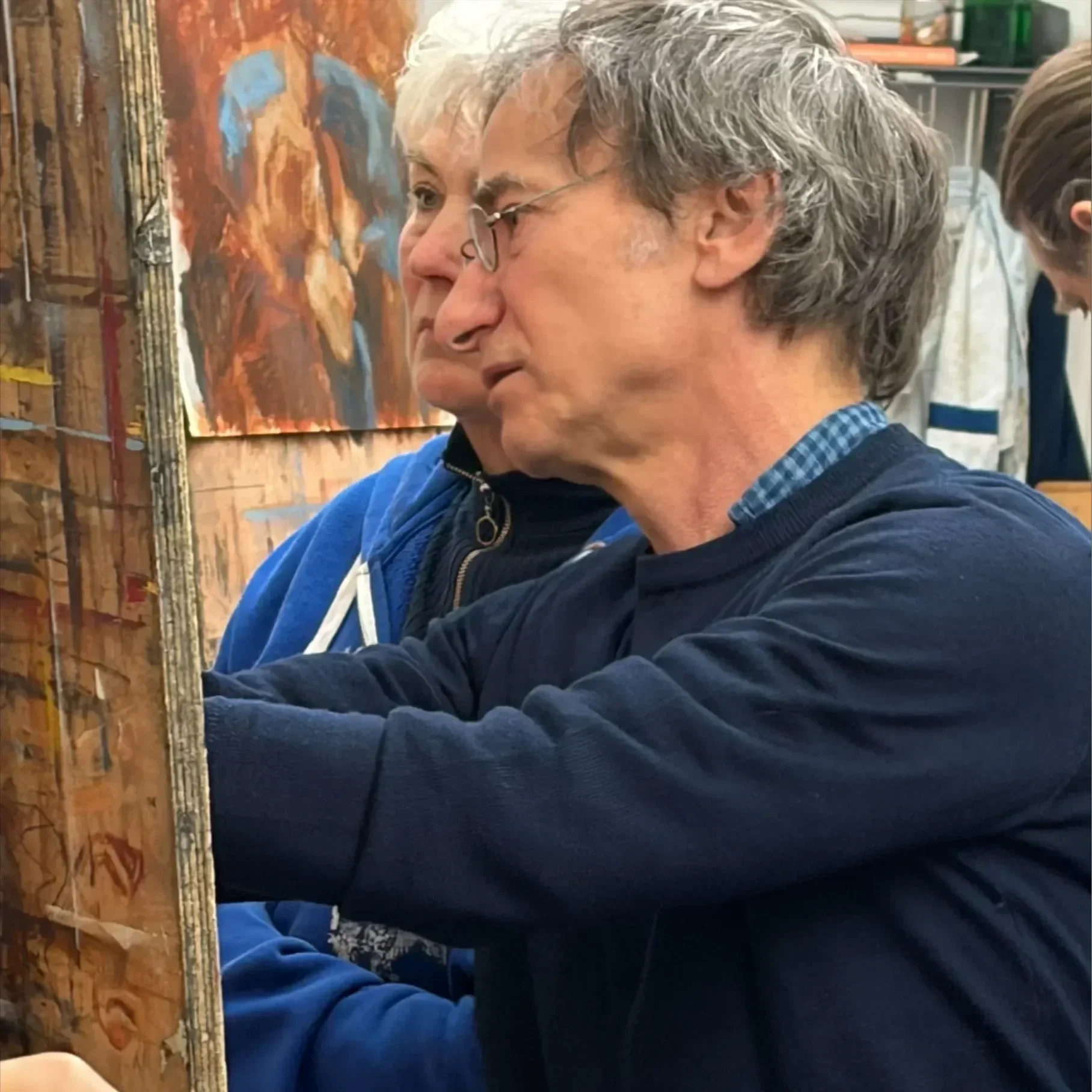 Marcel Duran geeft aanwijzingen aan een cursist modelschilderen