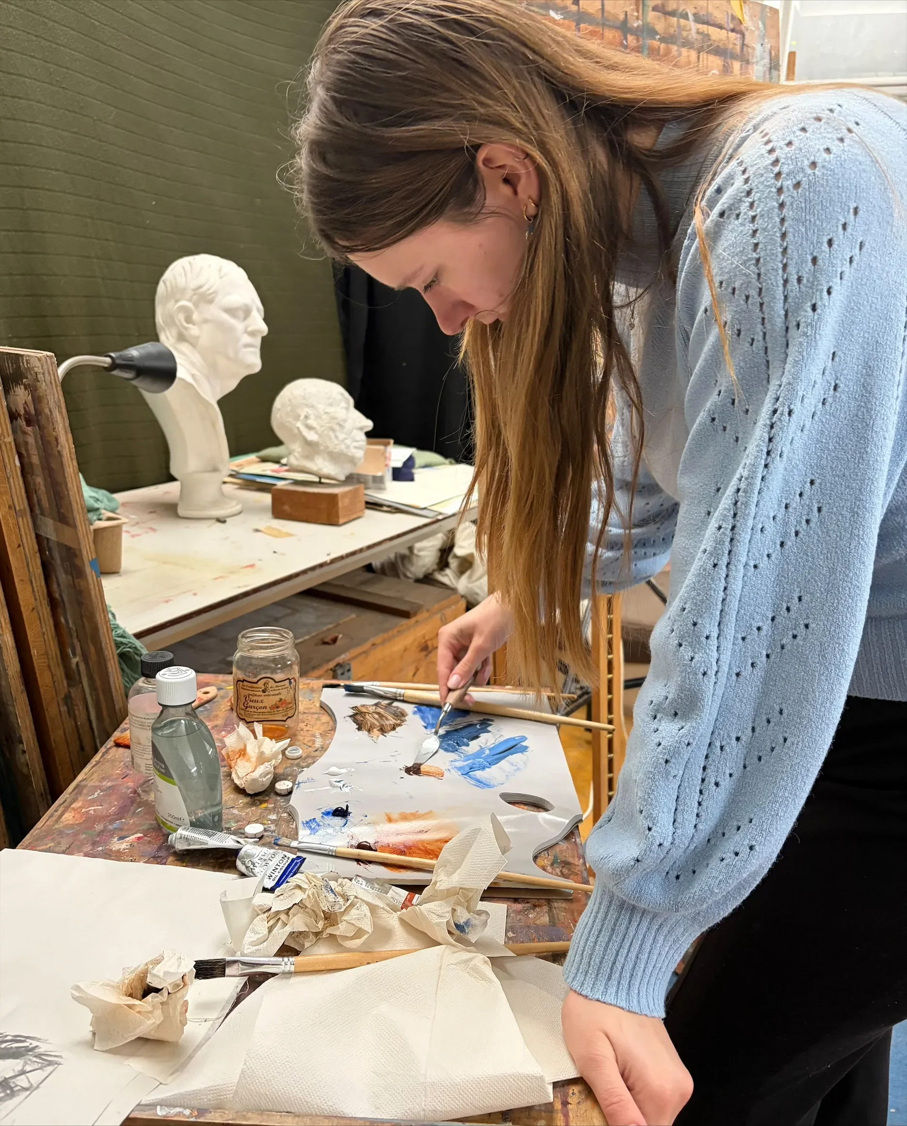 Een cursist aan het werk bij de cursus portretschilderen van Duran aan de Klassieke Academie