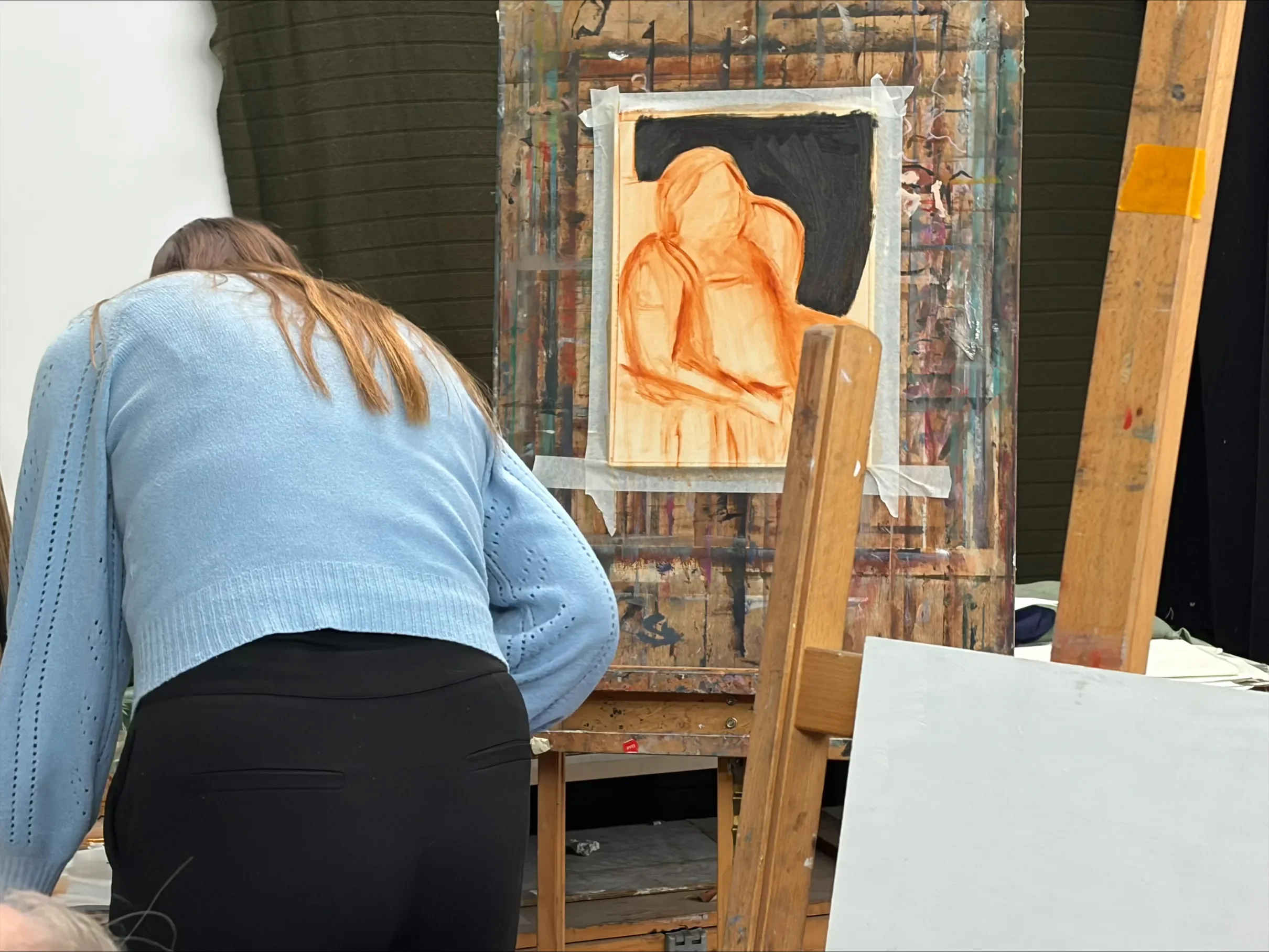 Cursiste aan het werk tijdens de cursus portretschilderen van Marcel Duran
