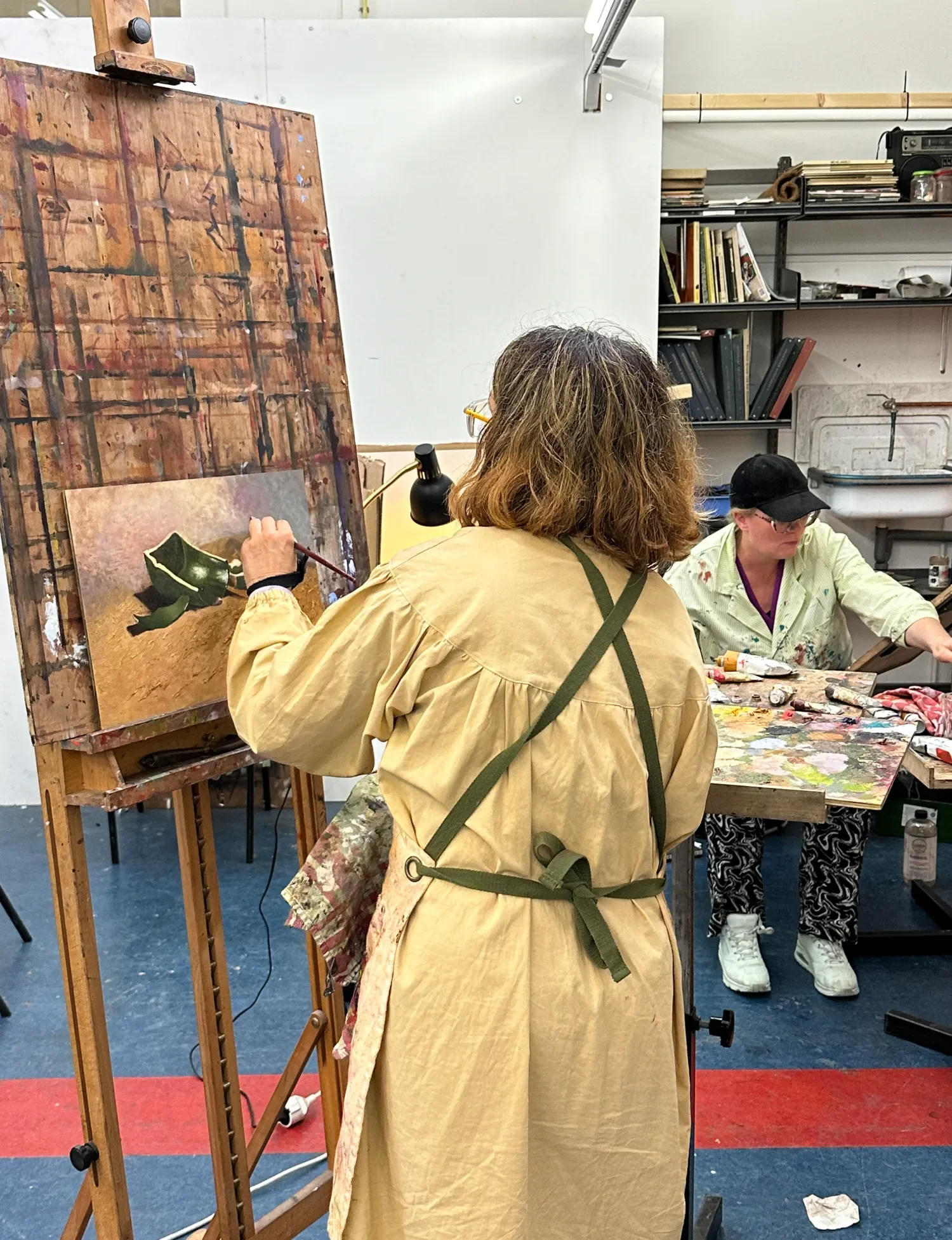 Twee cursisten zijn aan het werk tijdens de cursus schilderen met oog voor detail van de Klassieke Academie in Groningen