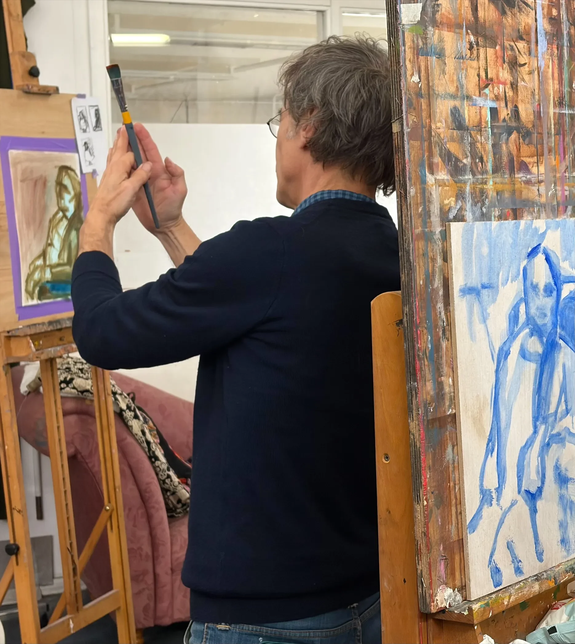 Cursist aan het werk bij de cursus portretschilderen van Marcel Duran