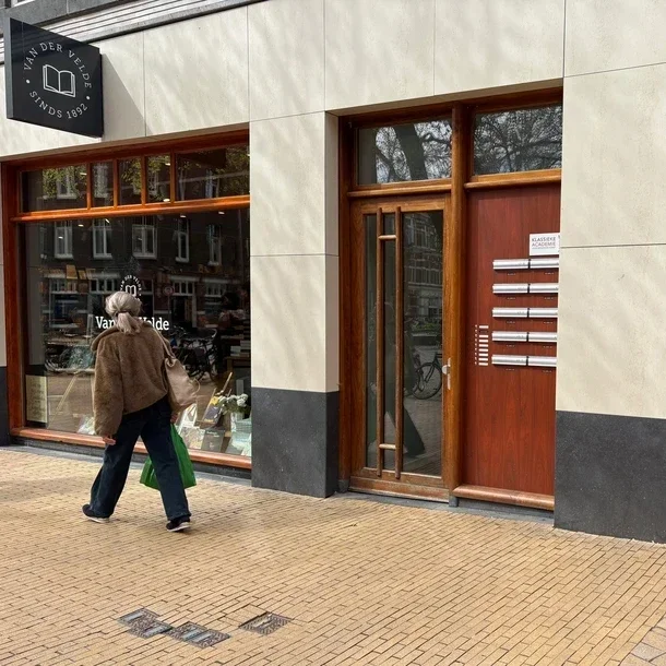 toegangsdeur Klassieke Academie in de gevel van boekhandel van der Velde