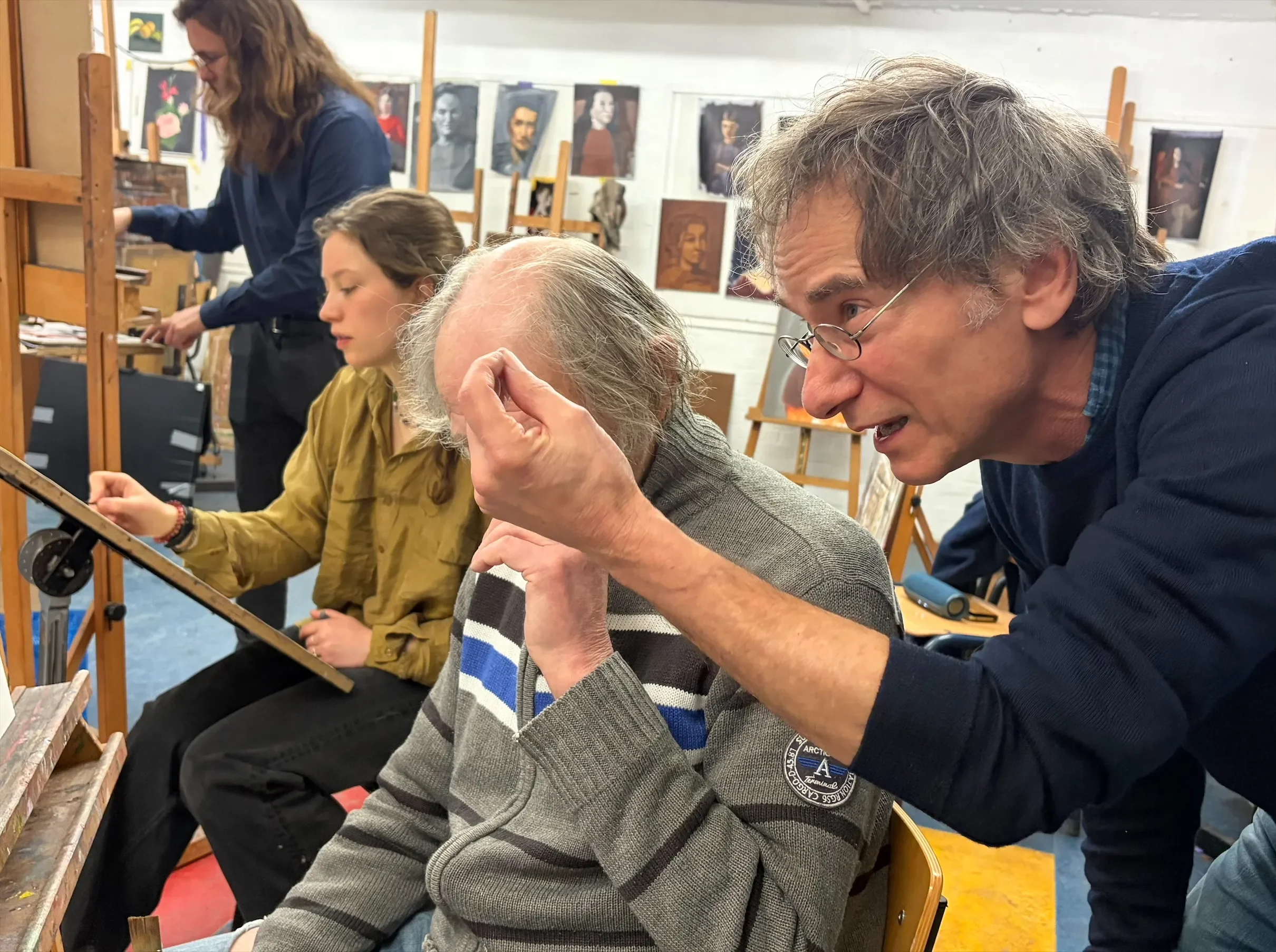 Docent Marcel Duran geeft aanwijzingen aan een cursist portretschilderen van de Klassieke Academie