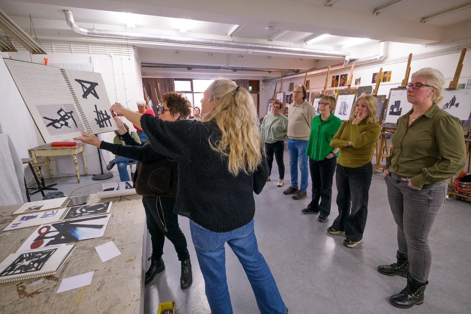 studenten basisscholing  bespreken elkaar werk (Copy)