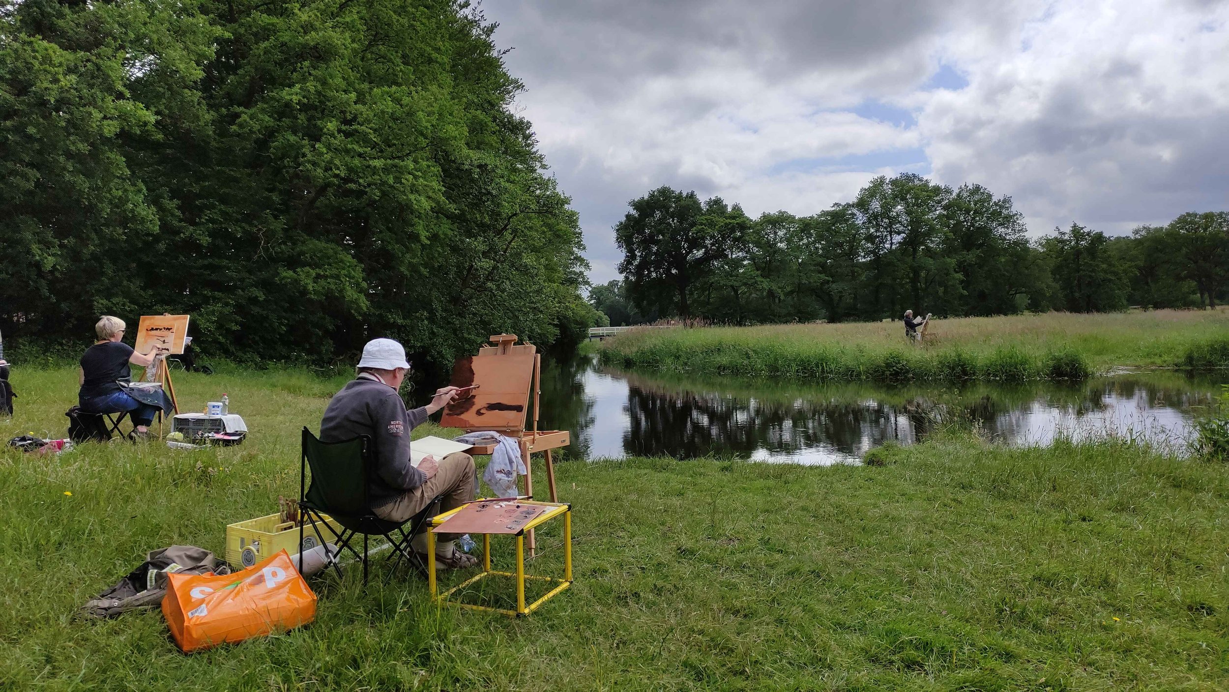 een student schildert de Drentse Aa tijdens de workshop Buiten schilderen