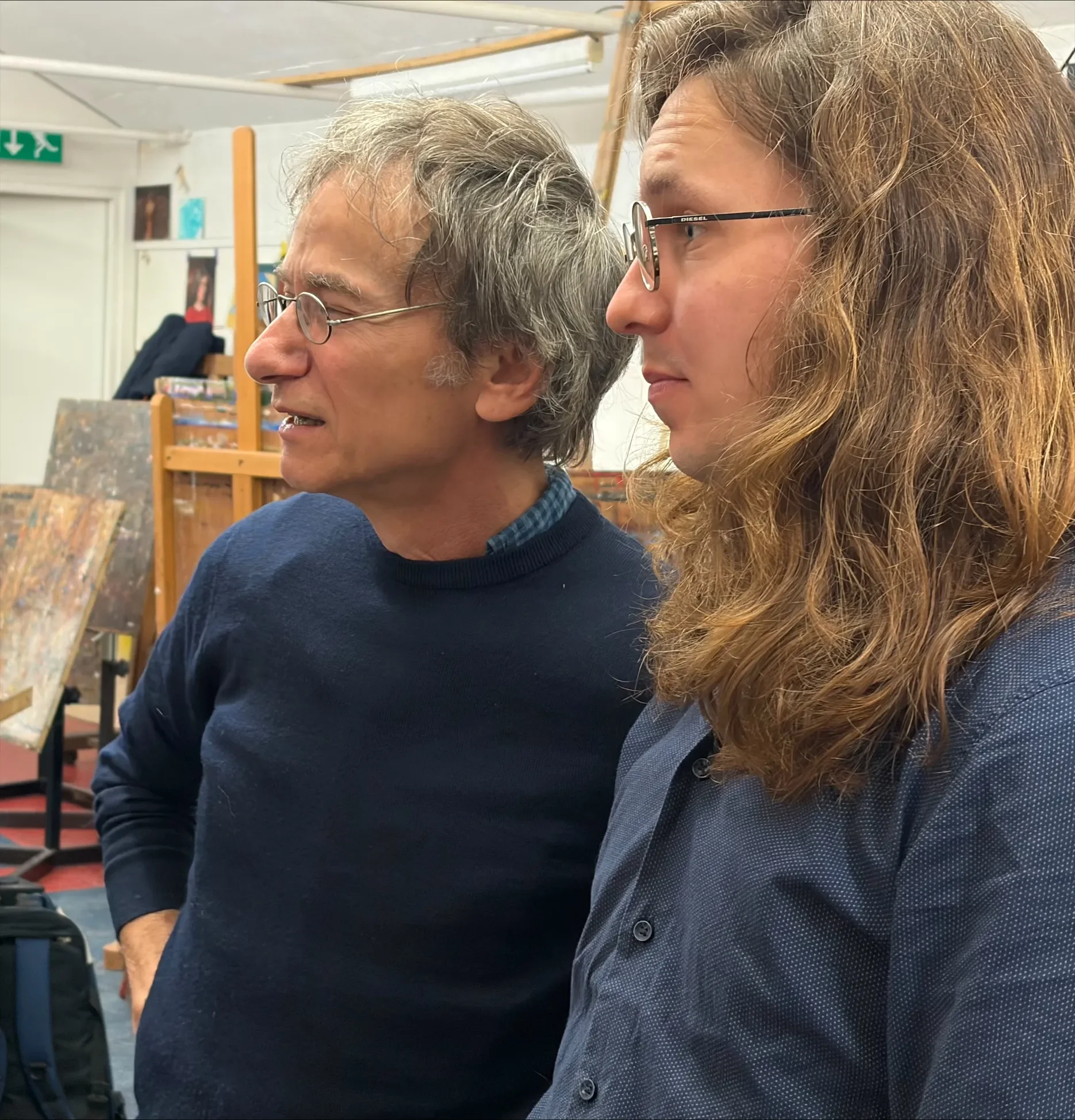 Docent Duran in gesprek met een cursist portretschilderen aan de Klassieke Academie Groningen